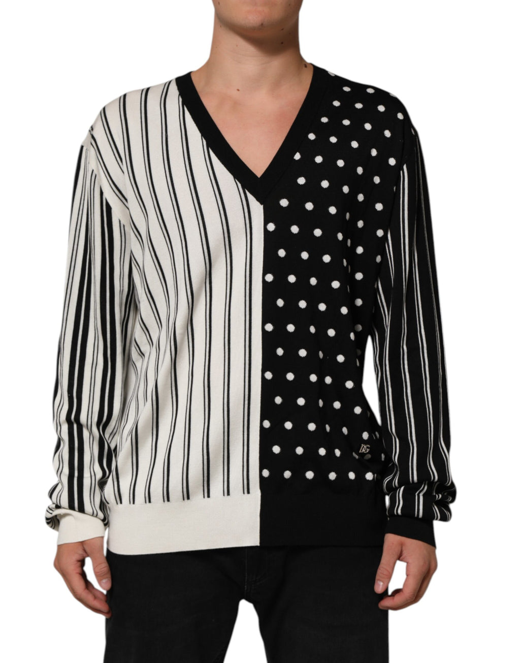 Pull en maille Dolce & Gabbana à rayures noires et blanches avec pois et col en V, porté de face.