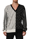 Pull en maille Dolce & Gabbana à rayures noires et blanches avec pois et col en V, porté de face.