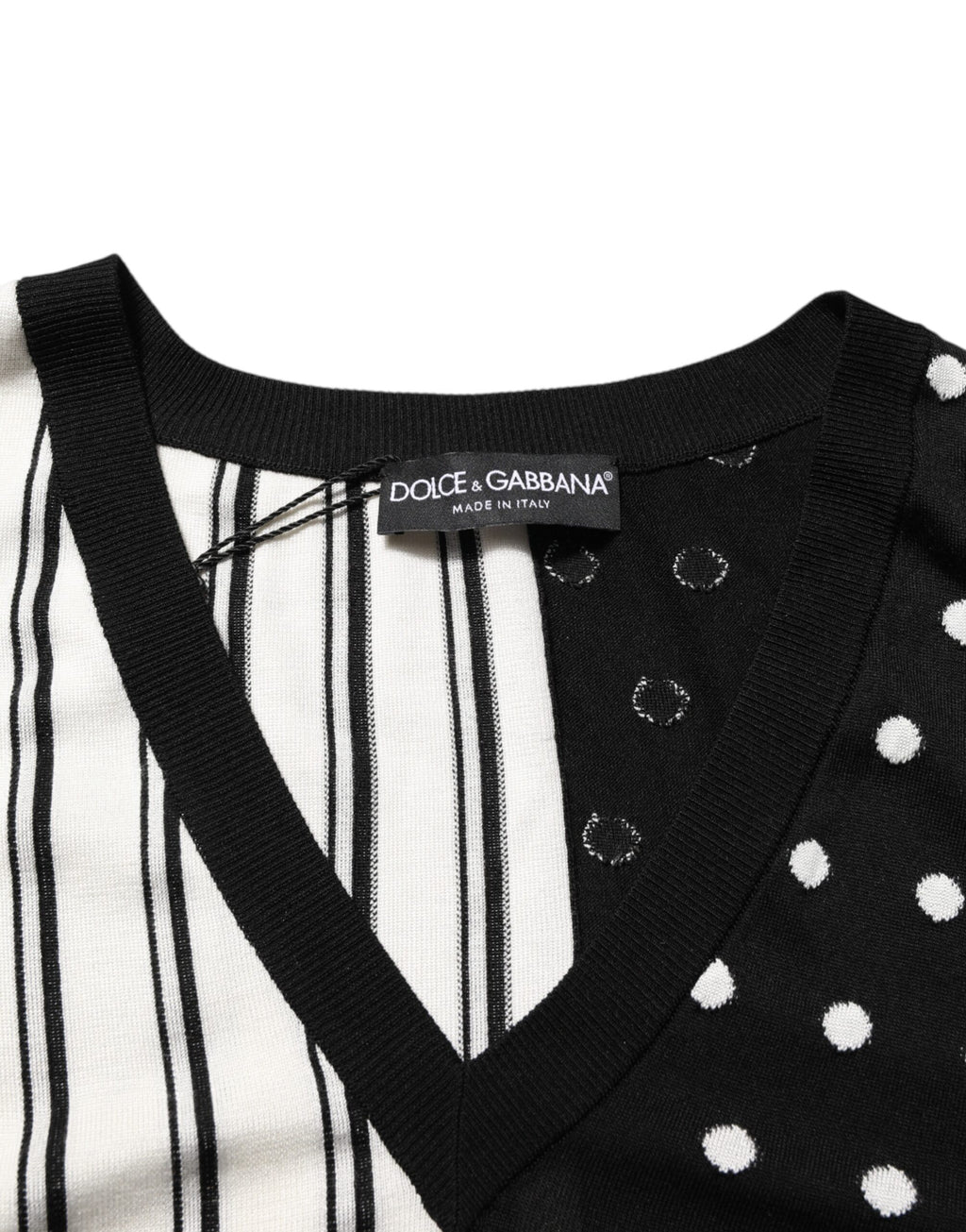 Pull Dolce & Gabbana à rayures noires et blanches avec pois, col en V, sweater élégant et confortable.