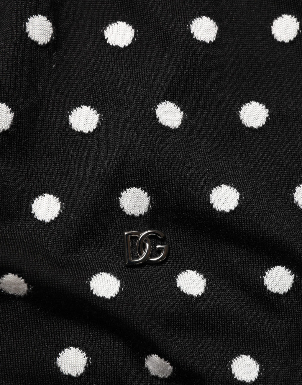 Pull noir et blanc à rayures et pois de Dolce & Gabbana, pull-over en V avec col en V, style élégant et décontracté.