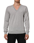 Pull col V en laine gris Dolce & Gabbana avec logo, porté sur un mannequin.