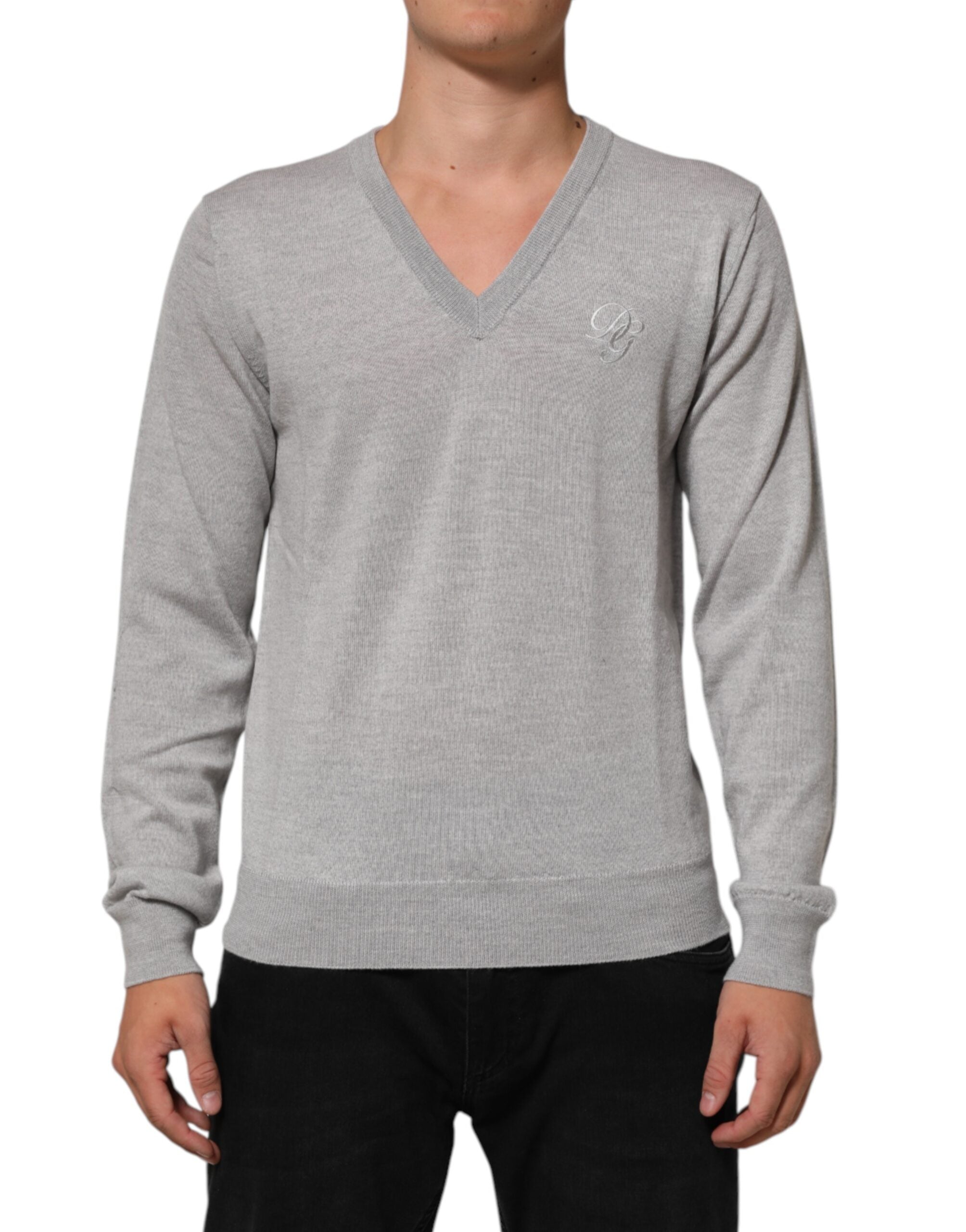 Pull à col en V en laine gris Dolce & Gabbana avec logo tricoté, porté sur un mannequin.