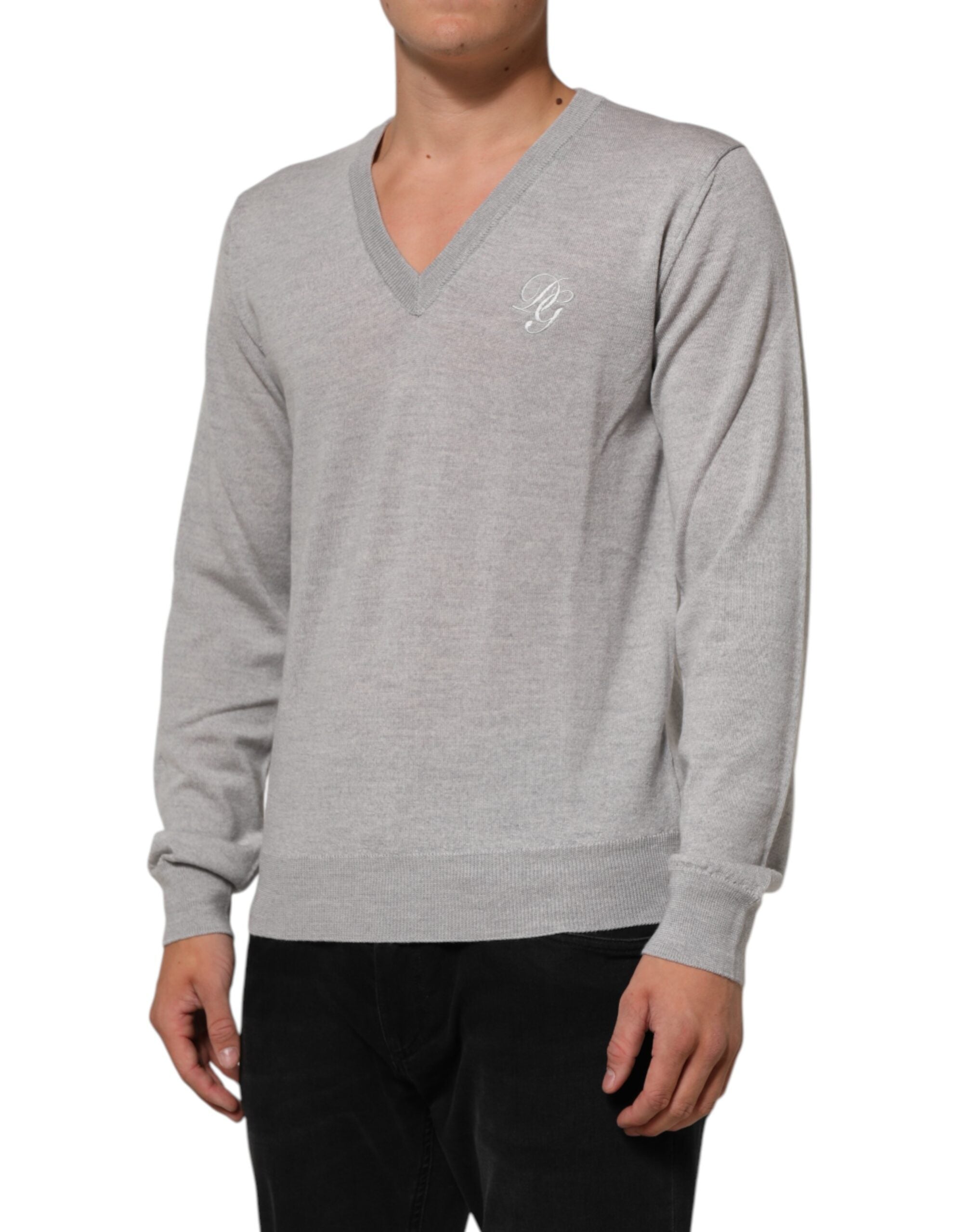 Pull à manches longues en laine grise Dolce & Gabbana avec logo en V, style classique et confortable.