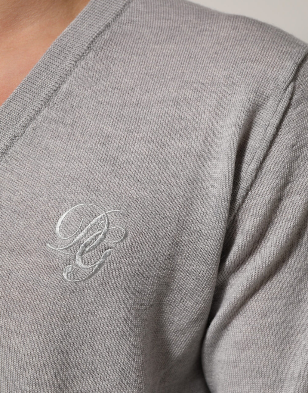 Pull en laine gris Dolce & Gabbana avec logo, col en V, pull-over élégant pour homme.