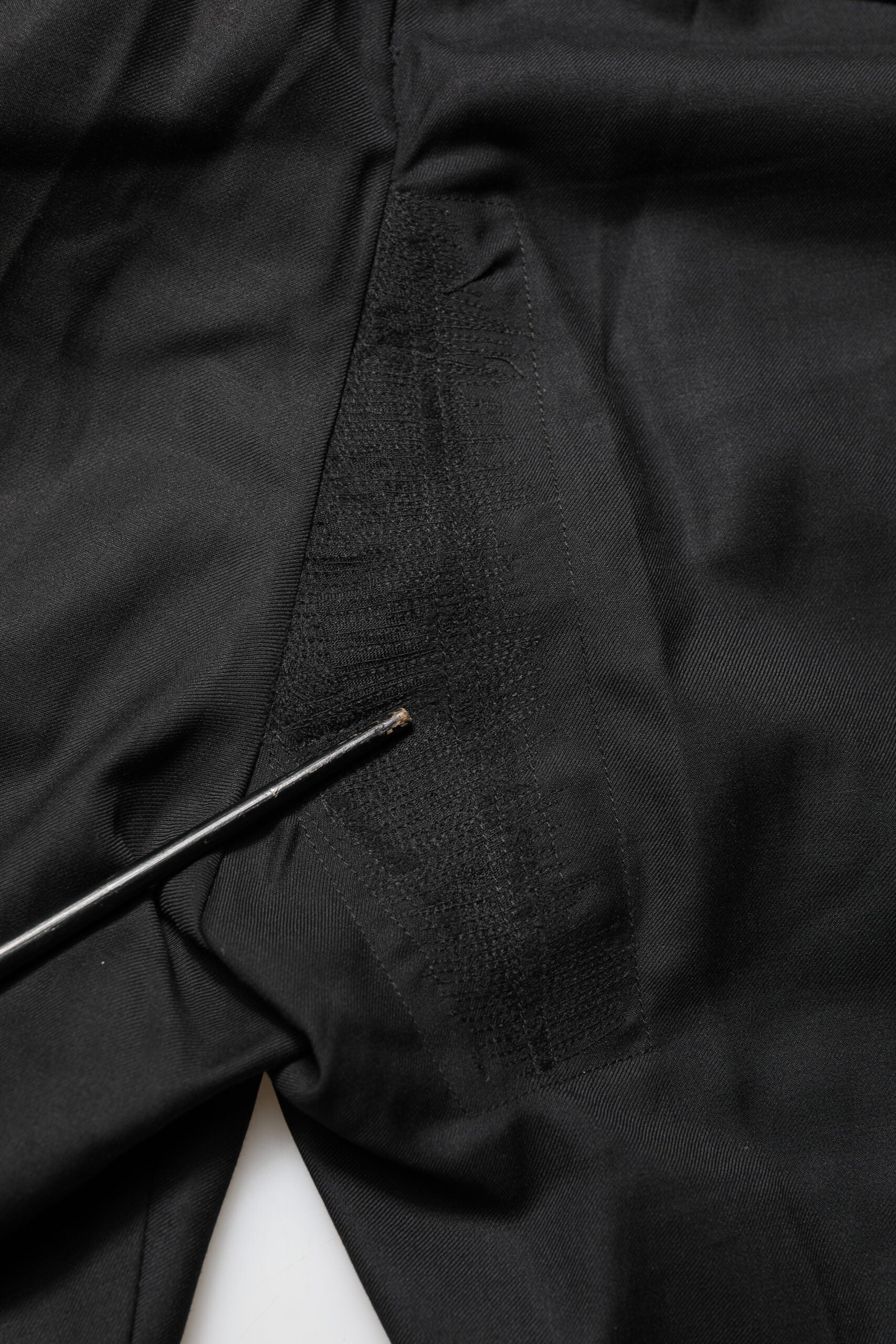 Pantalon de jogging noir pour hommes Dolce & Gabbana avec cordon de serrage, style décontracté et coupe confortable.