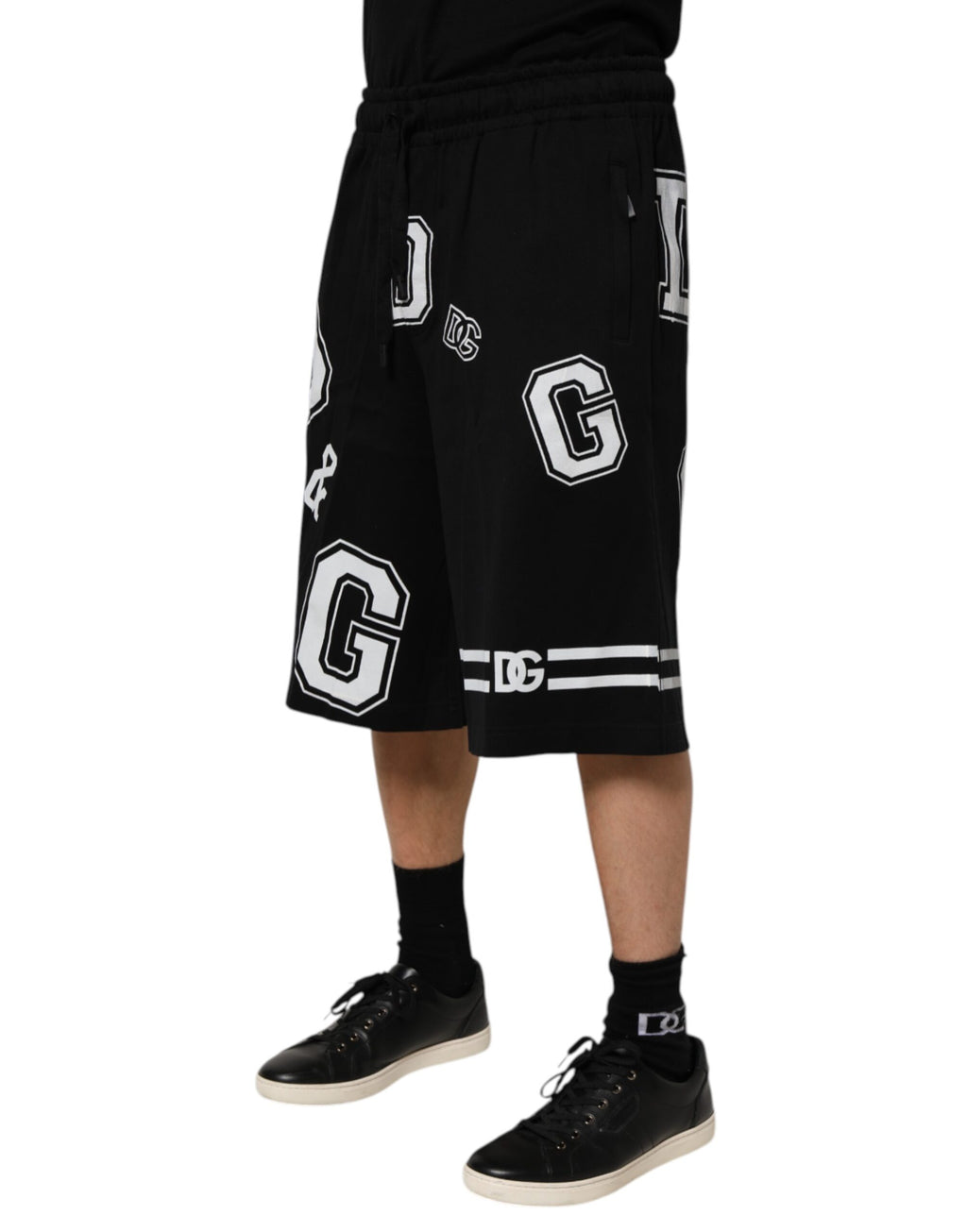 Shorts bermuda décontractés en coton noir avec logo imprimé de Dolce & Gabbana, style casual et tendance.