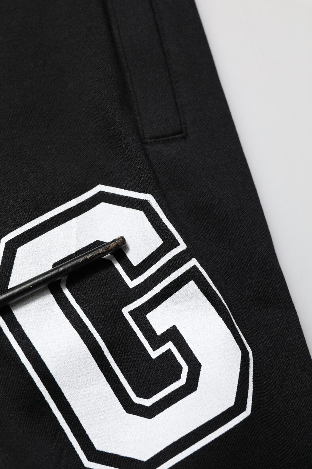 Shorts bermuda décontractés en coton noir avec logo imprimé de Dolce & Gabbana, style casual et moderne.