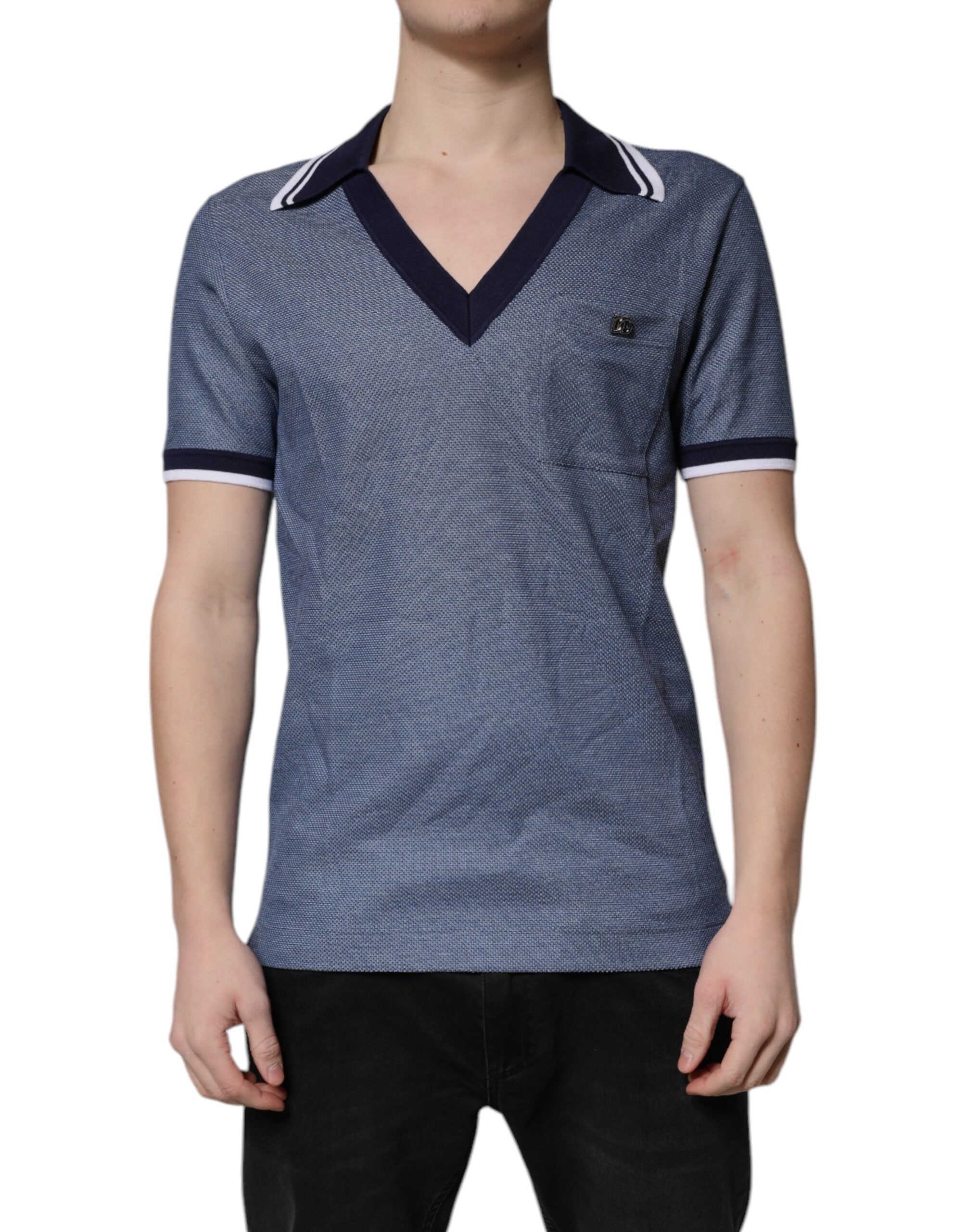 Polo en soie mélangée bleu avec col en V de Dolce & Gabbana, vue de face, détails du tissu et col visible.