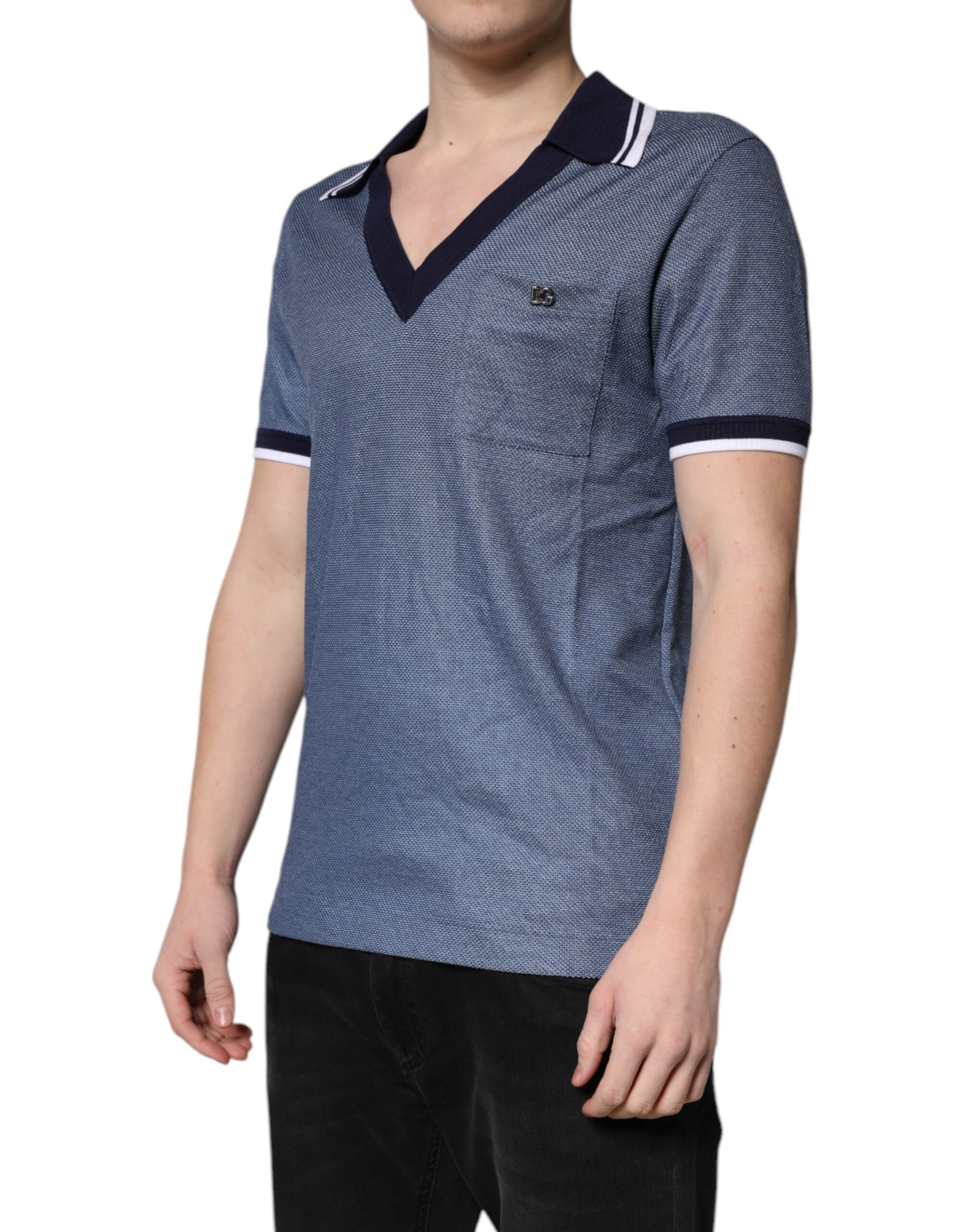 Polo homme Dolce & Gabbana en soie mélangée bleu avec col en V, style élégant et moderne.