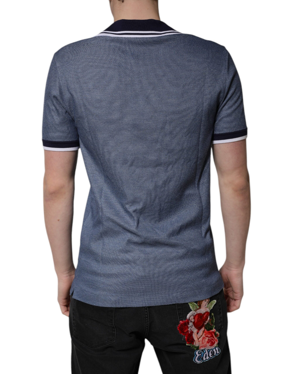 Polo en soie mélangée bleue avec col en V de Dolce & Gabbana, vue de face, détails du tissu et du col visible.