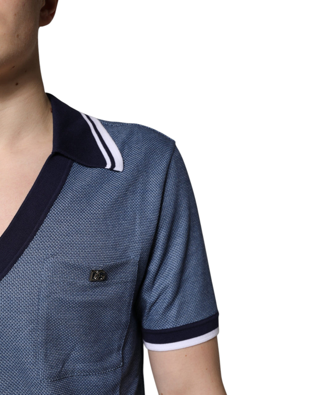 Polo en soie mélangée bleu avec col en V de Dolce & Gabbana, vue de face, élégance décontractée.