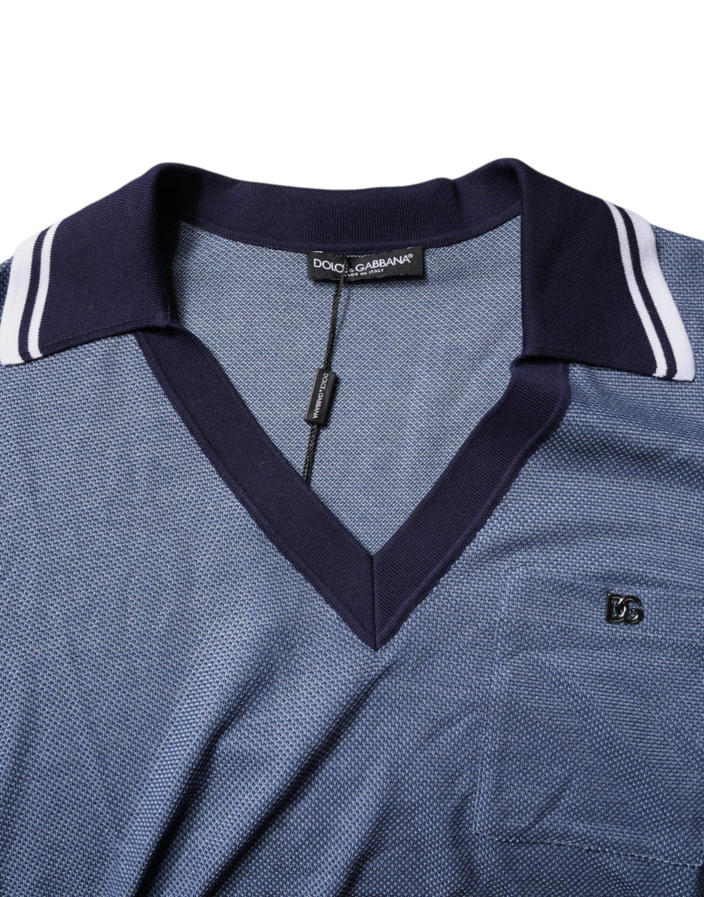 Polo Dolce & Gabbana bleu en soie mélangée avec col en V, vue de face.