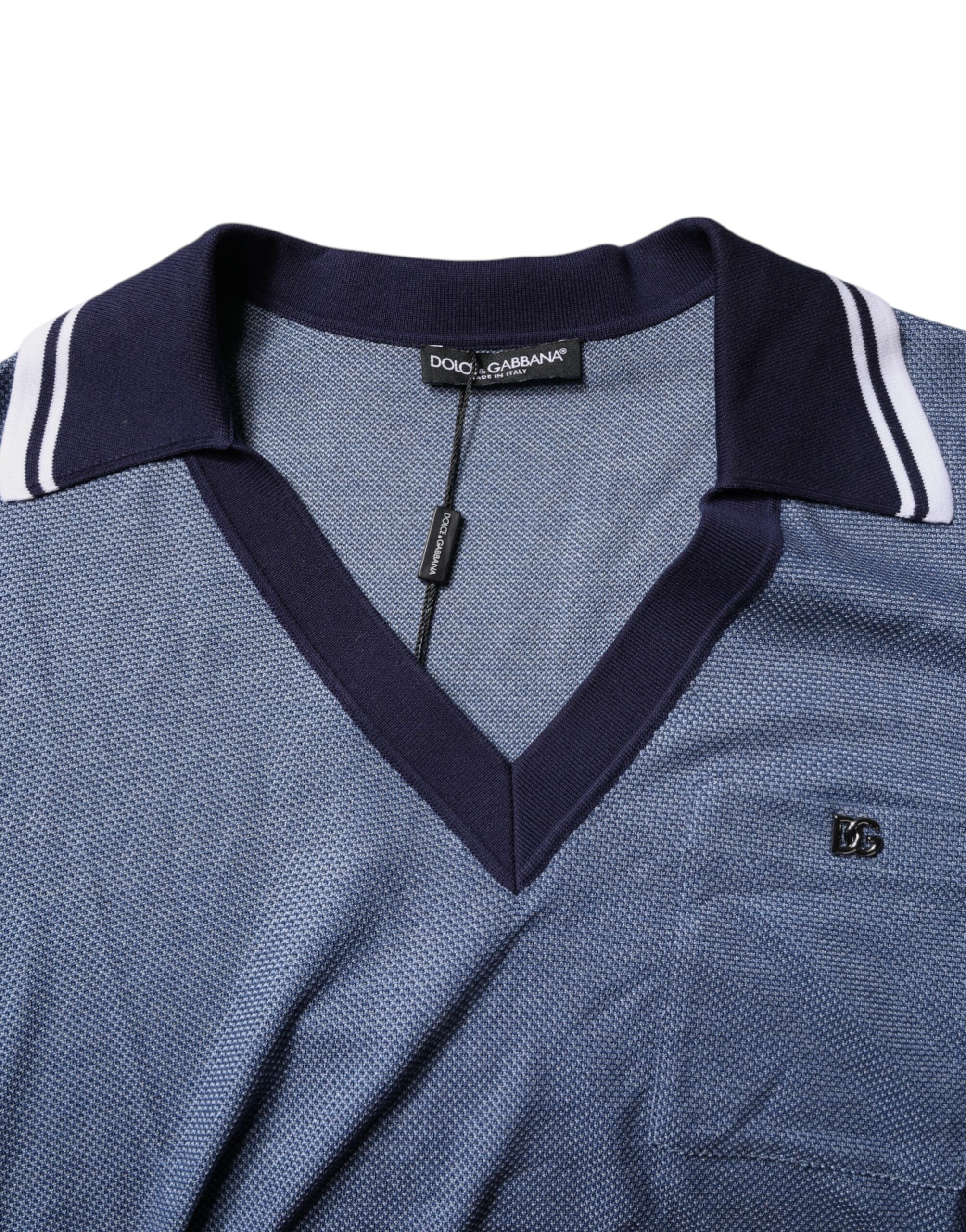 Polo Dolce & Gabbana bleu en soie mélangée avec col en V, vue de face.