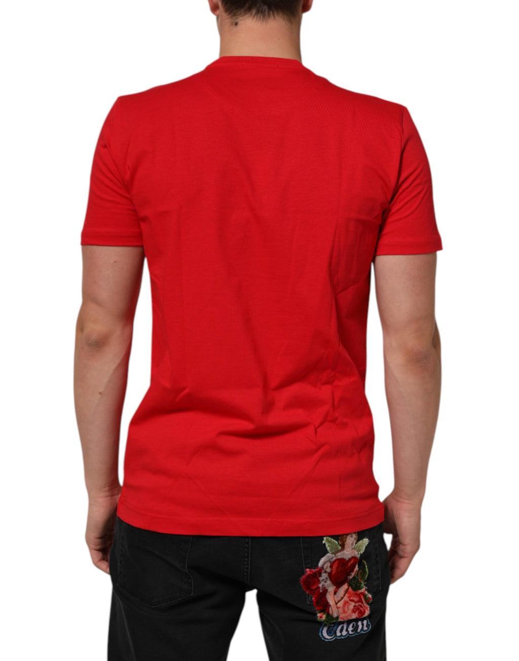 T-shirt en coton rouge Dolce & Gabbana Goodluck 2023 à col rond, motif de chance, porté sur un modèle.