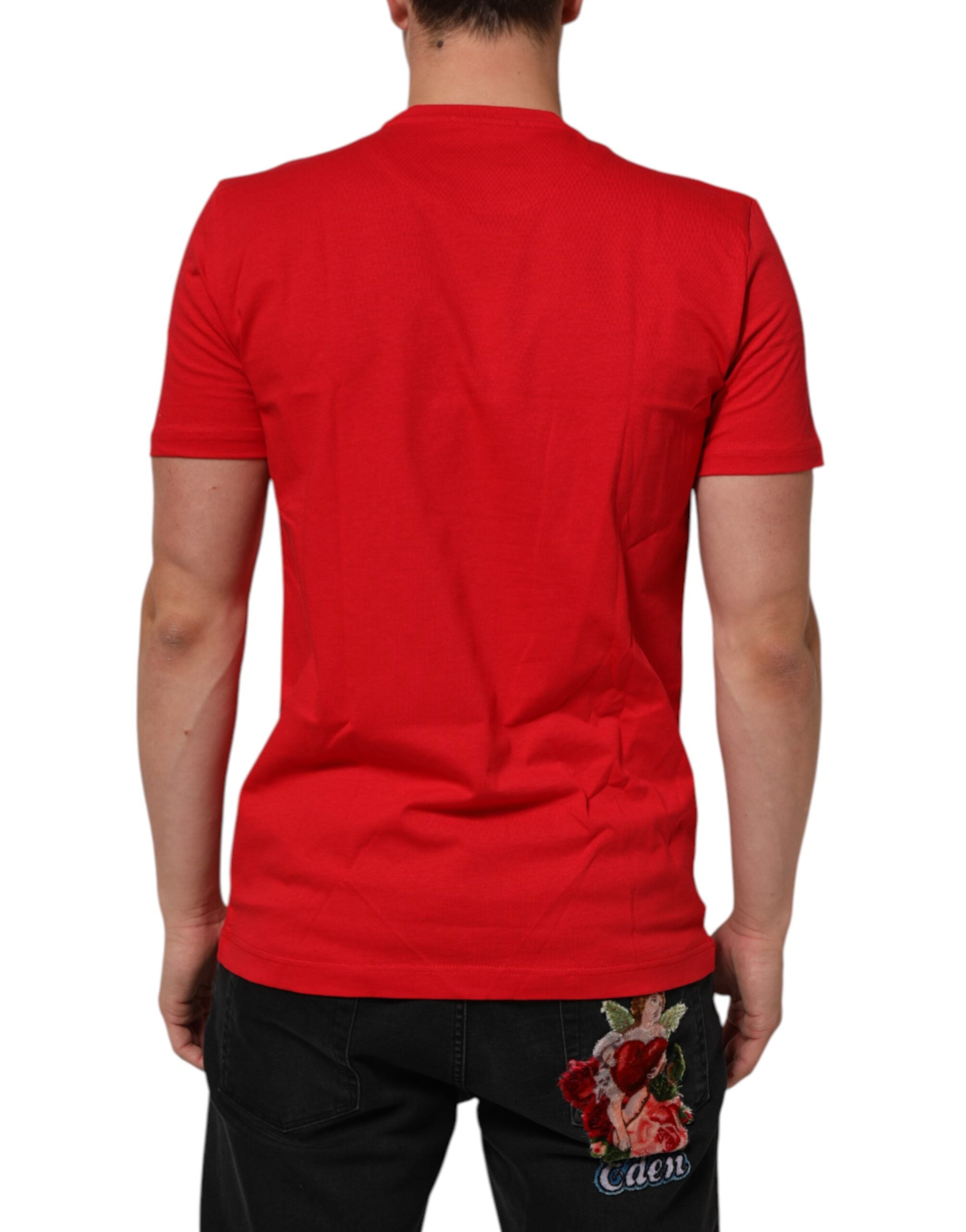 T-shirt en coton rouge Dolce & Gabbana Goodluck 2023 à col rond, motif de chance, porté sur un modèle.