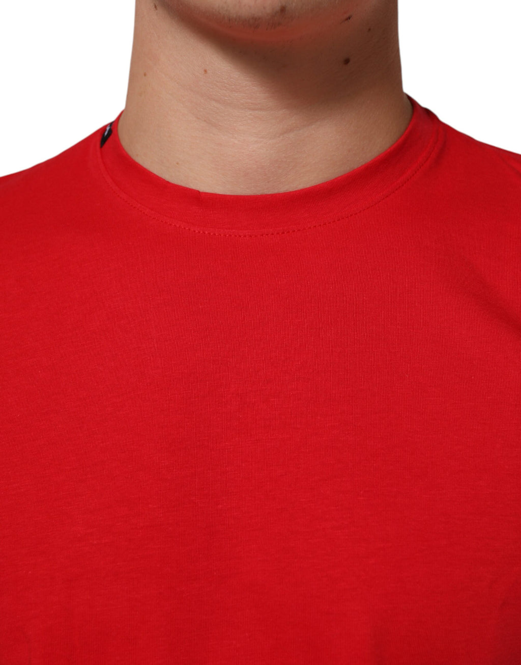 T-shirt en coton rouge Dolce & Gabbana Goodluck 2023 à col rond, design élégant avec logo visible sur le devant.
