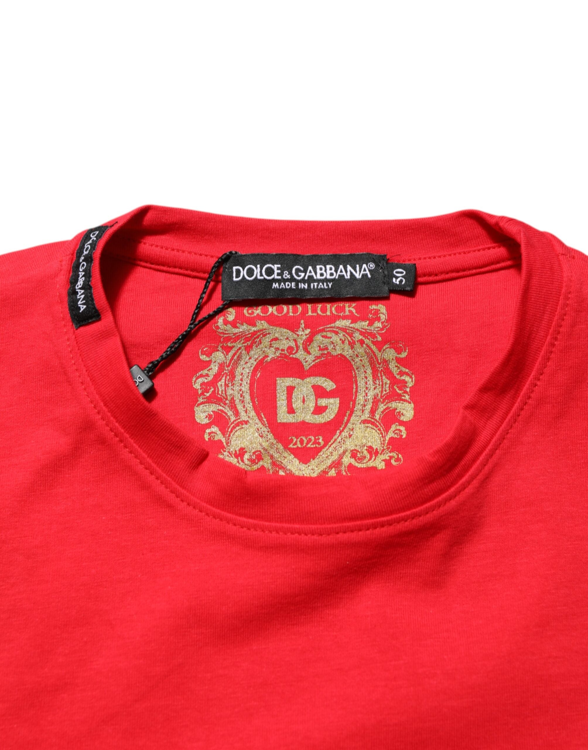 T-shirt en coton rouge Dolce & Gabbana Goodluck 2023 avec col rond et motif porte-bonheur, vue de face.