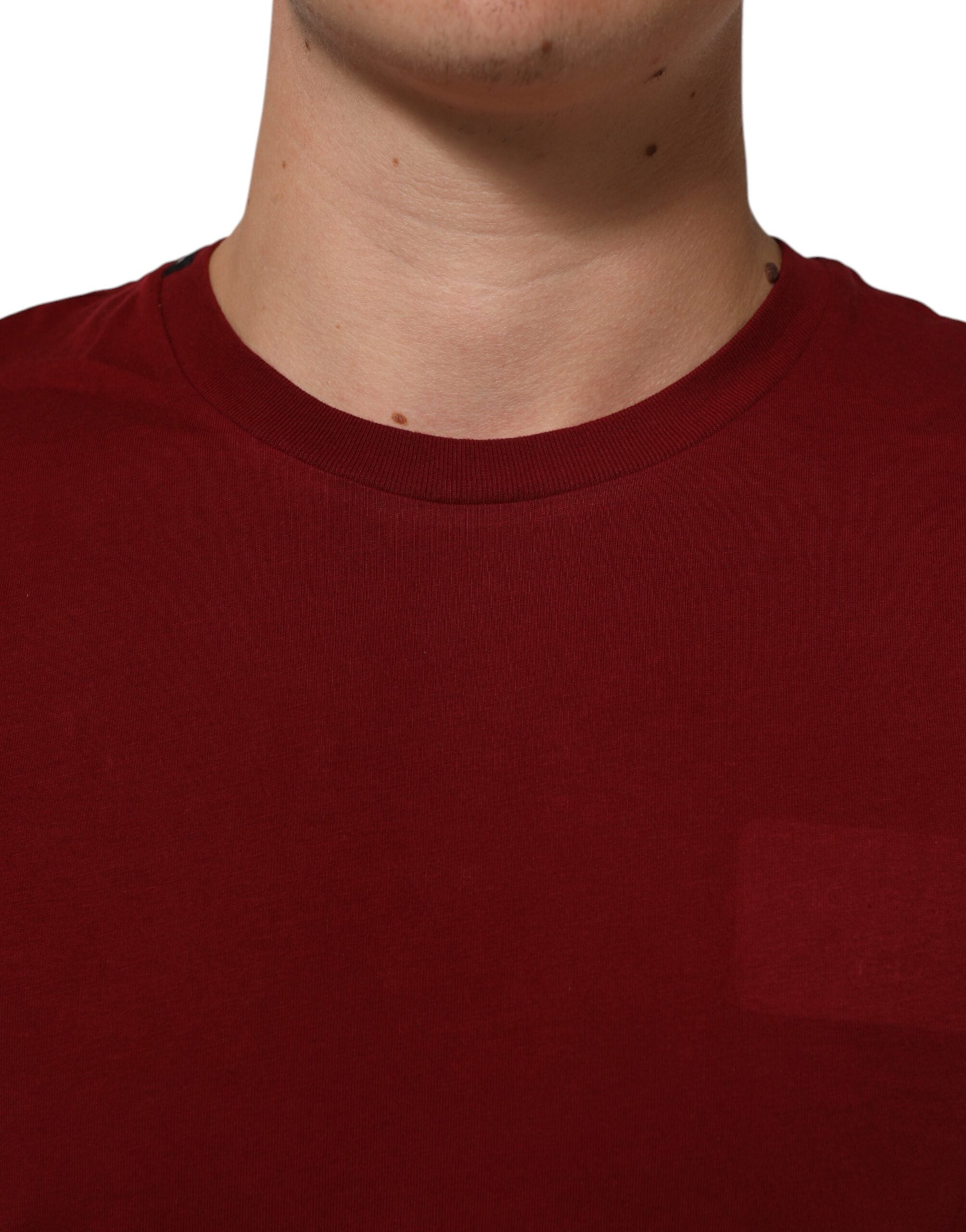 T-shirt à manches courtes bordeaux Dolce & Gabbana avec logo sur la poitrine, col rond, style décontracté.
