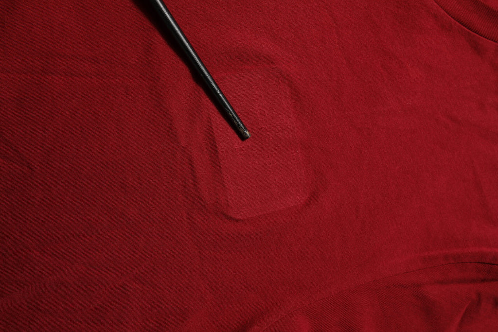 T-shirt Dolce & Gabbana à logo marron avec col ras du cou et manches courtes, mode masculine élégante.