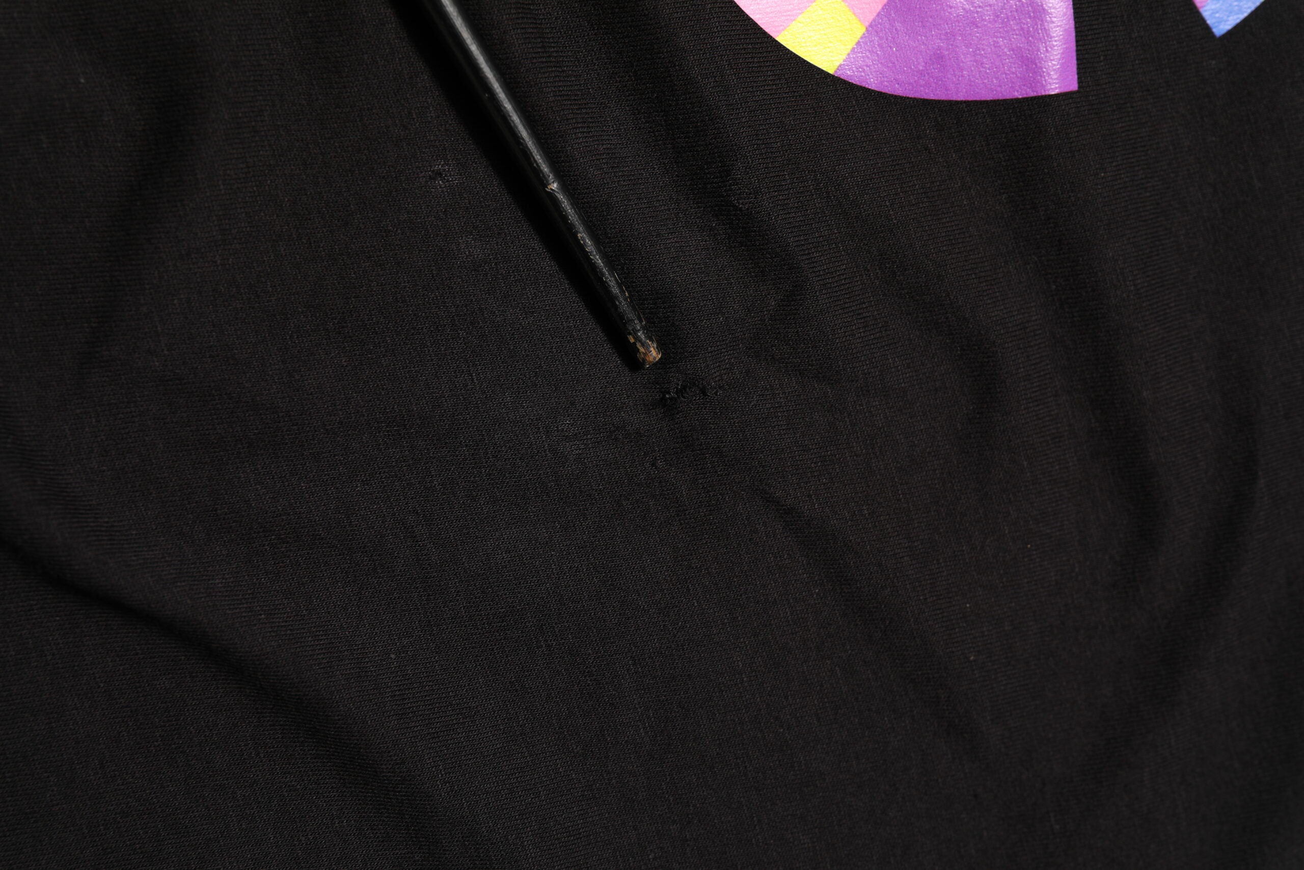 T-shirt en coton noir Dolce & Gabbana avec logo imprimé, col rond, style décontracté, visible sur l'image.