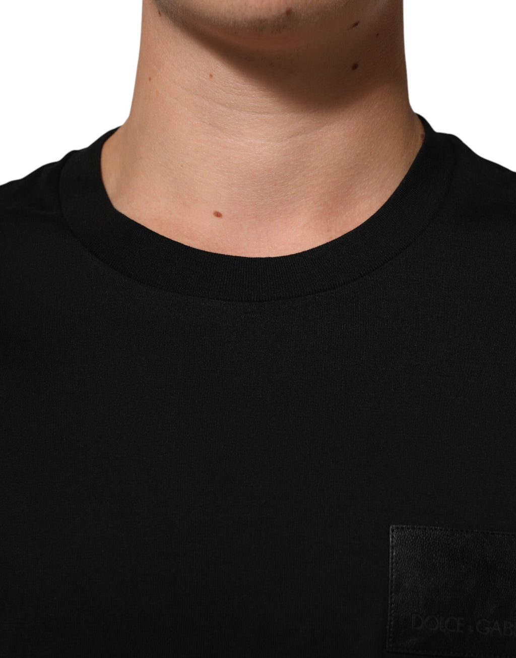T-shirt en coton noir Dolce & Gabbana avec plaque logo, col rond, style décontracté et logo visible sur le devant.