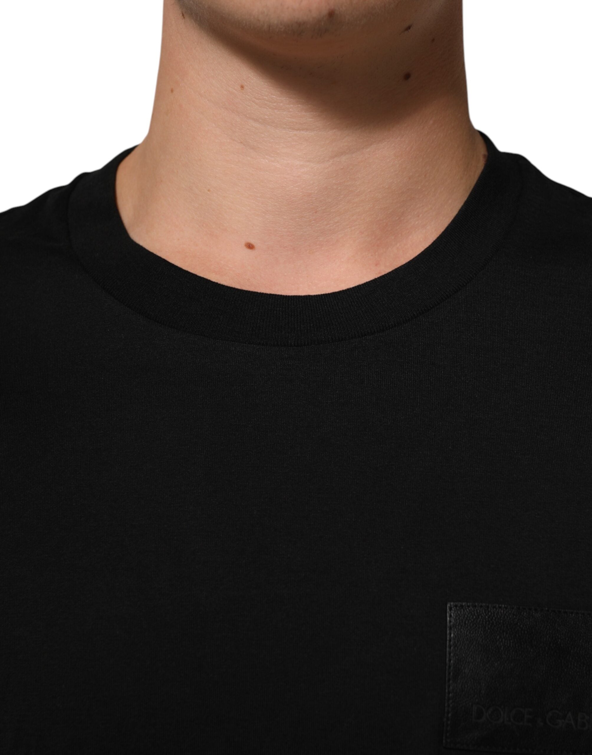 T-shirt en coton noir Dolce & Gabbana avec plaque logo, col rond, style décontracté et logo visible sur le devant.
