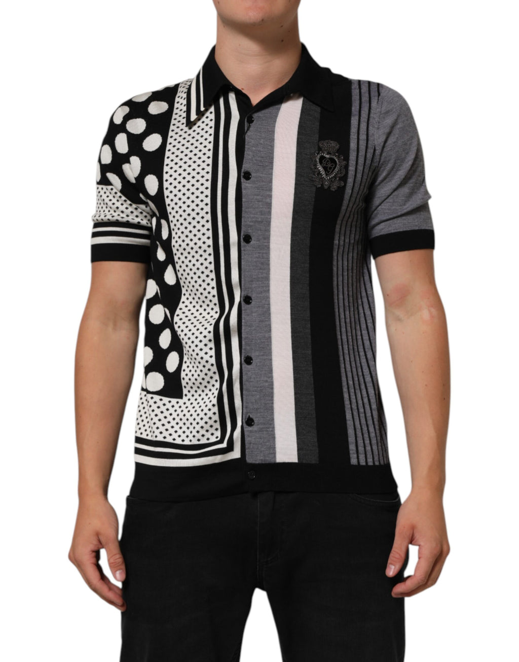 T-shirt polo Dolce & Gabbana noir blanc à pois avec col, vue de face, en tissu élégant, détails de mode sophistiqués.