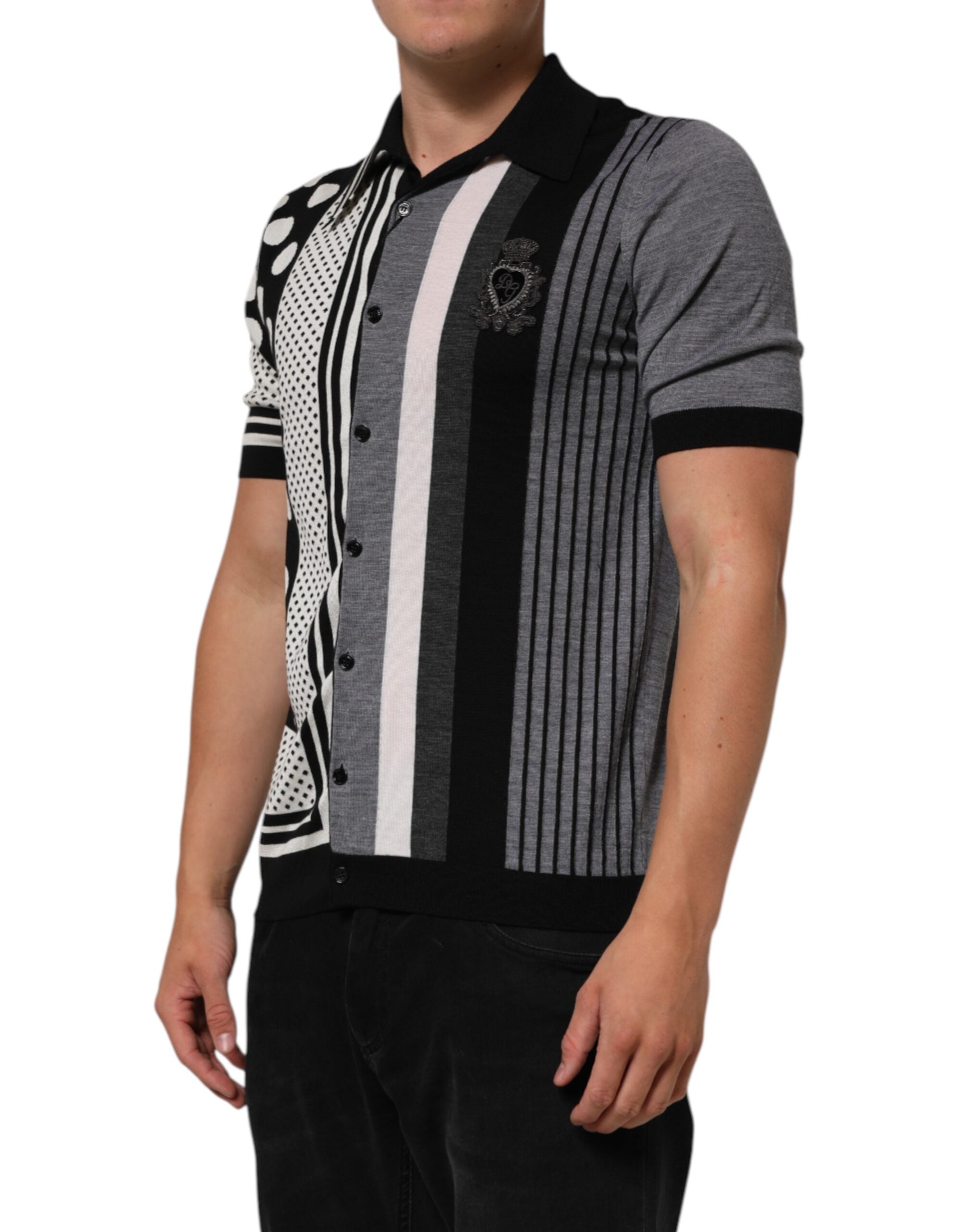 T-shirt polo à col avec pois noirs et blancs de Dolce & Gabbana, style élégant et classique.