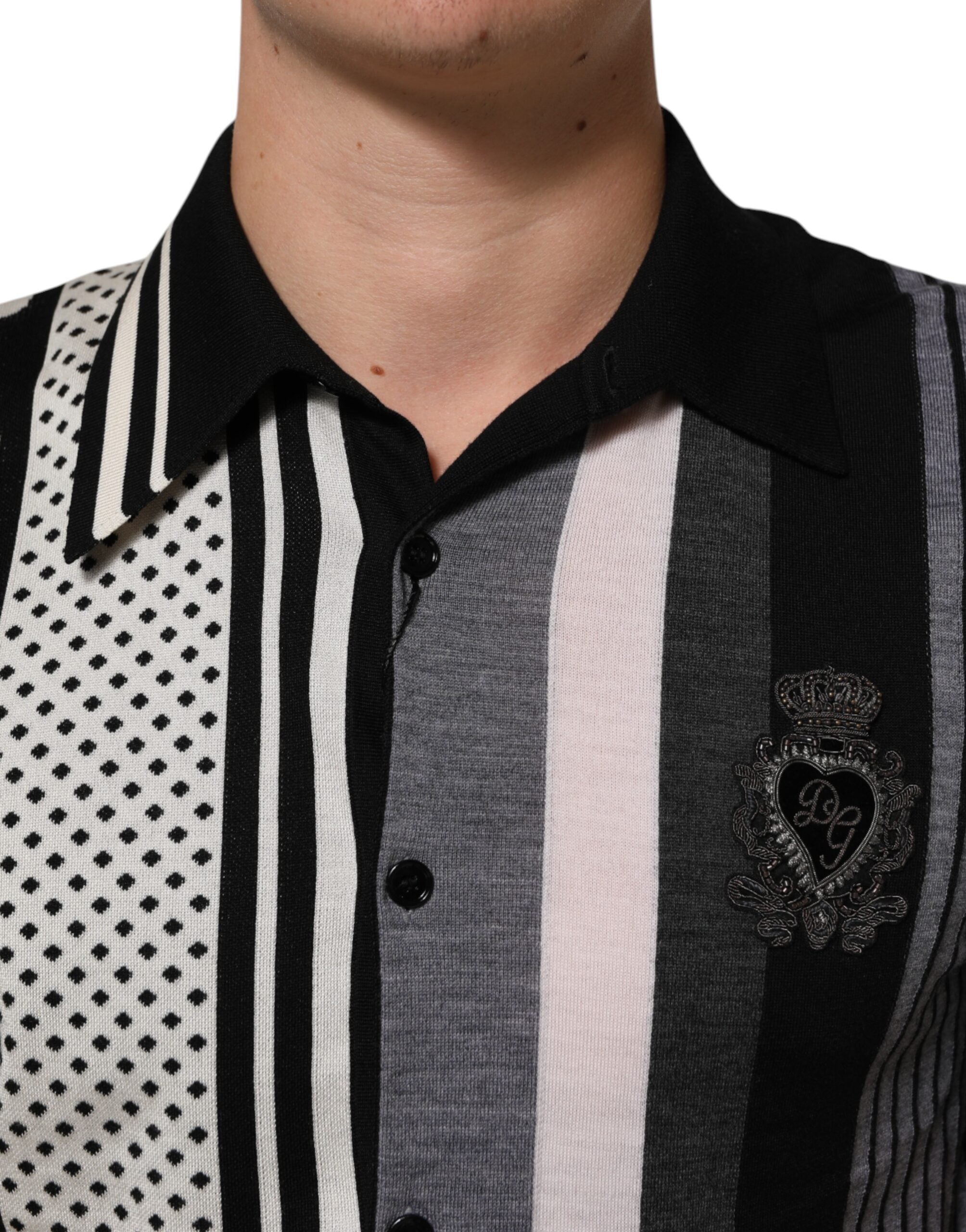 T-shirt polo Dolce & Gabbana noir et blanc à pois avec col, vue de face, en coton élégant et tendance.