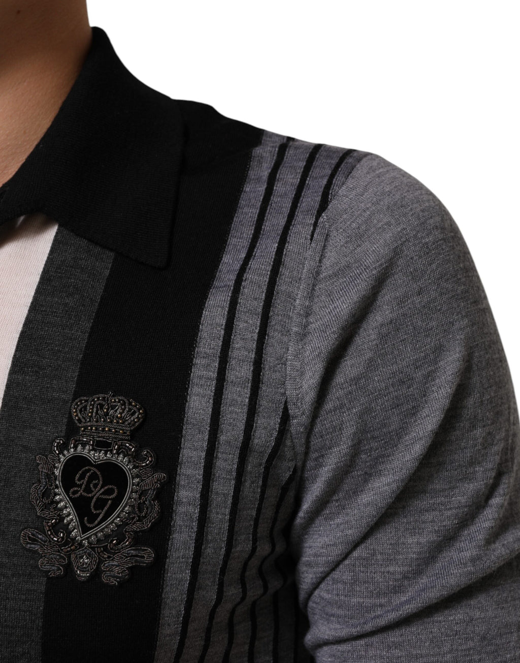 T-shirt polo noir et blanc à pois Dolce & Gabbana avec col, tissu léger et style élégant pour homme.