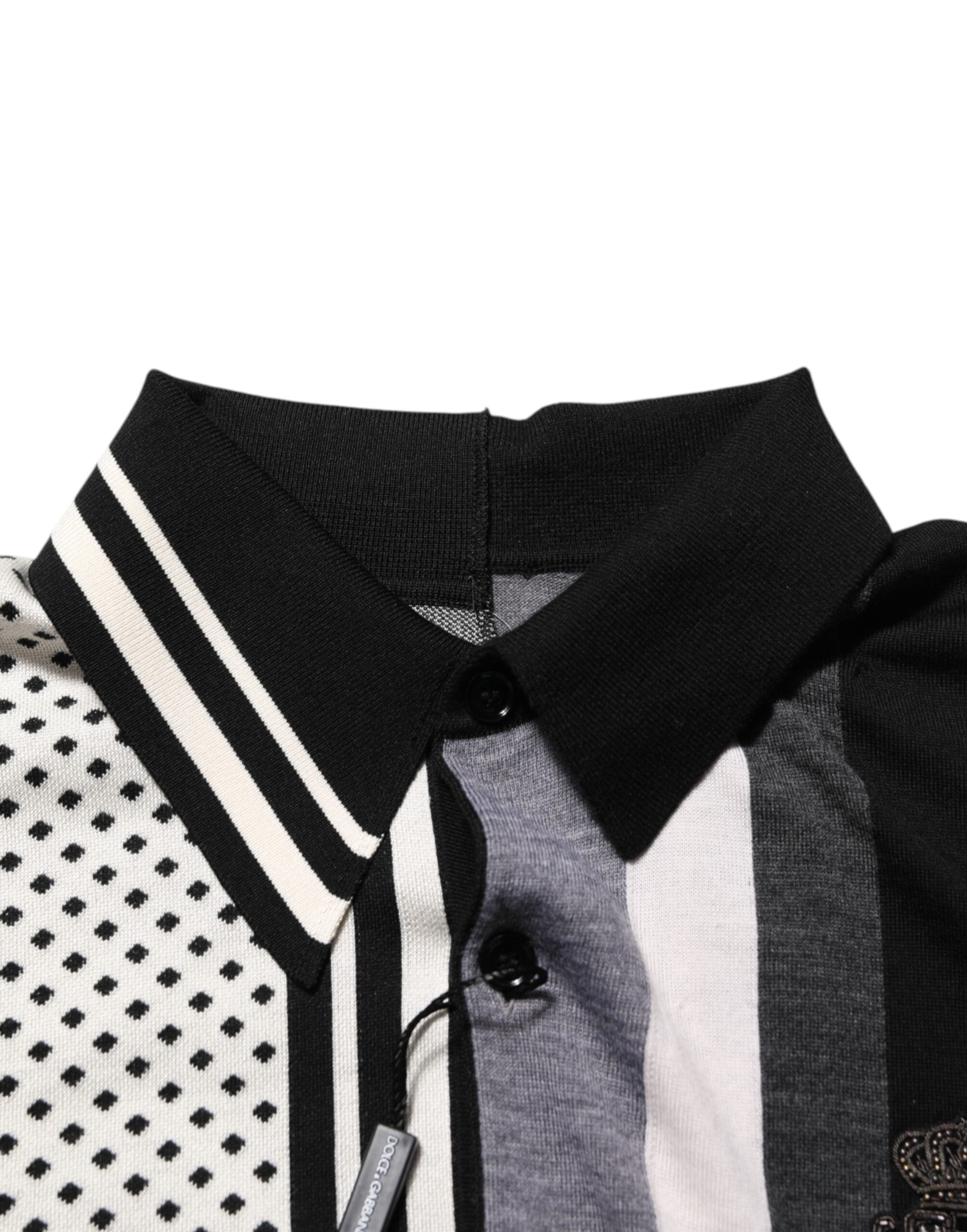 T-shirt polo à pois noir et blanc avec col de marque Dolce & Gabbana, élégant et décontracté pour homme.