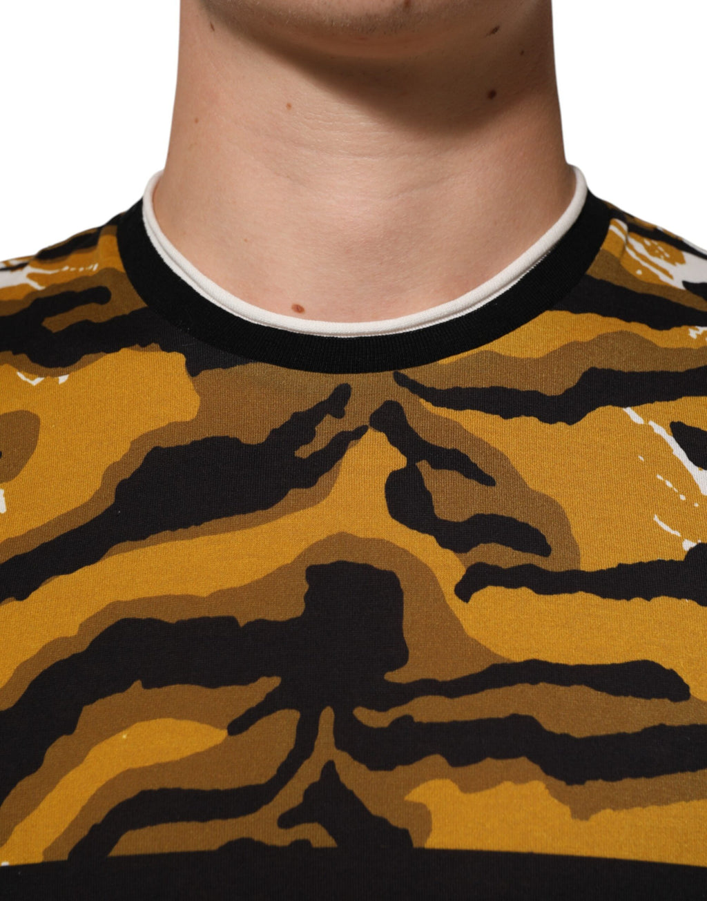 T-shirt homme Dolce & Gabbana à col rond, motif léopard multicolore avec feuilles de palmier, look tendance et coloré.