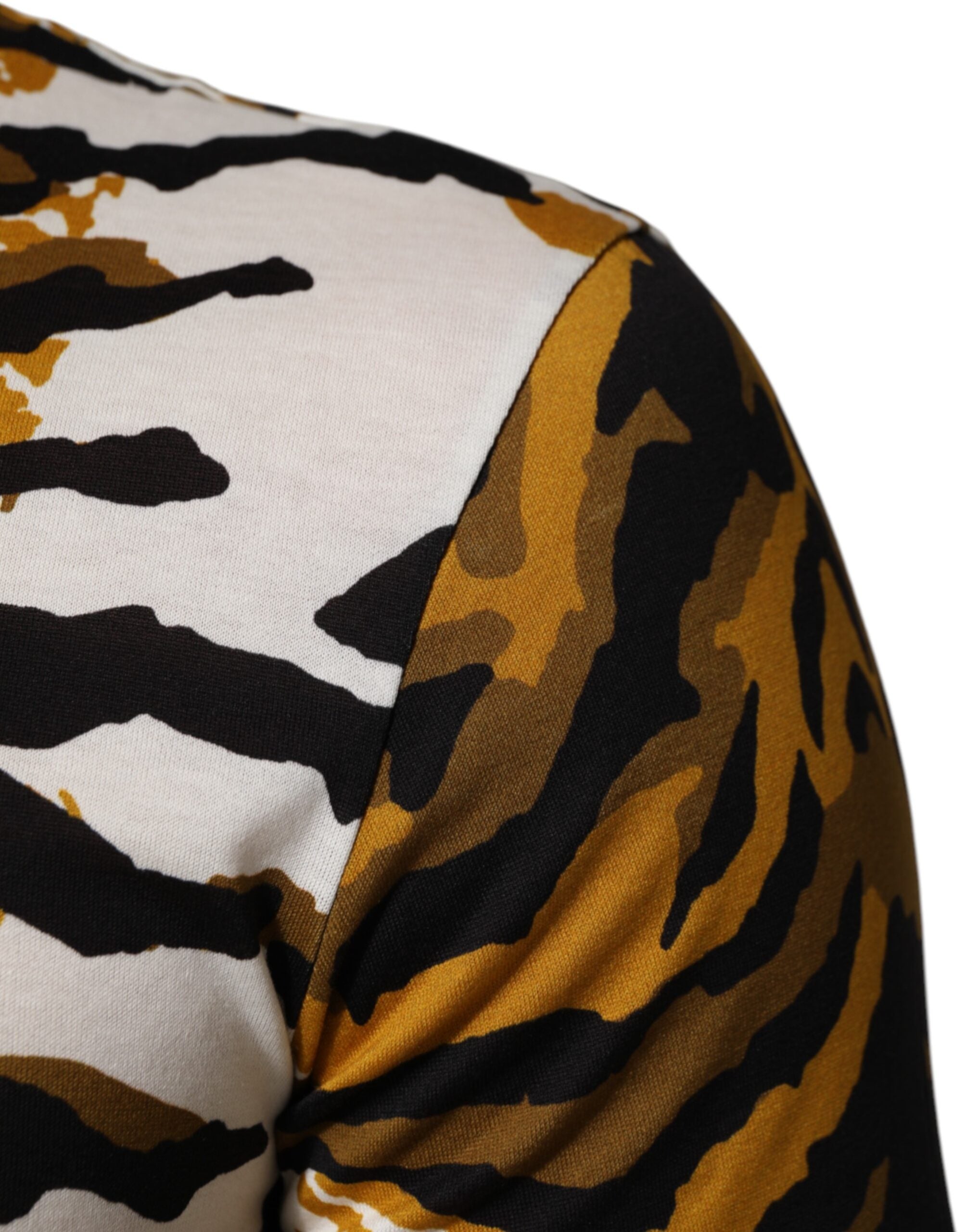T-shirt homme Dolce & Gabbana à col rond, multicolore avec motifs léopard et feuilles de palm, design coloré et tendance.