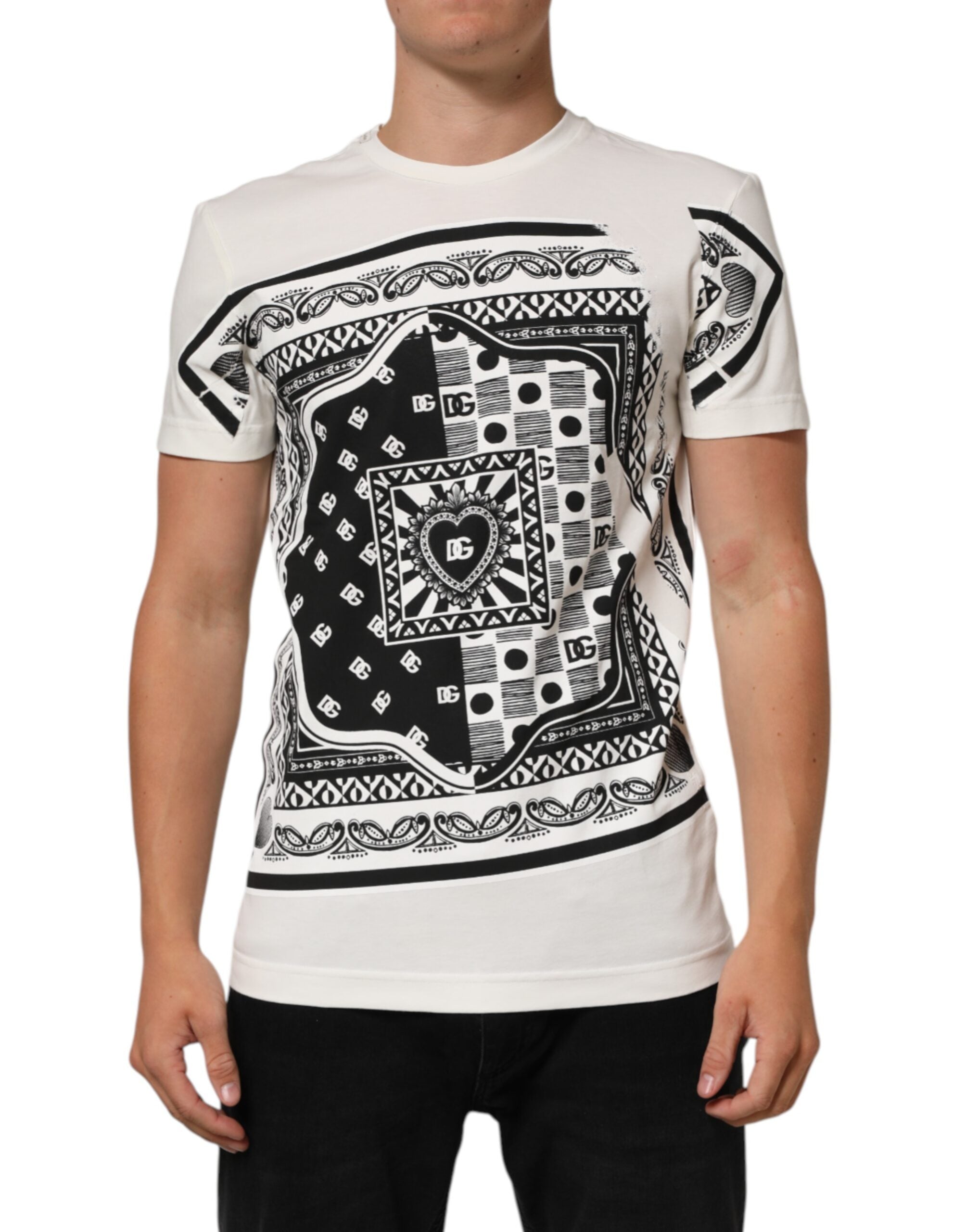 T-shirt blanc en coton Dolce & Gabbana avec logo et motif bandana pour homme, détail visible sur le devant.