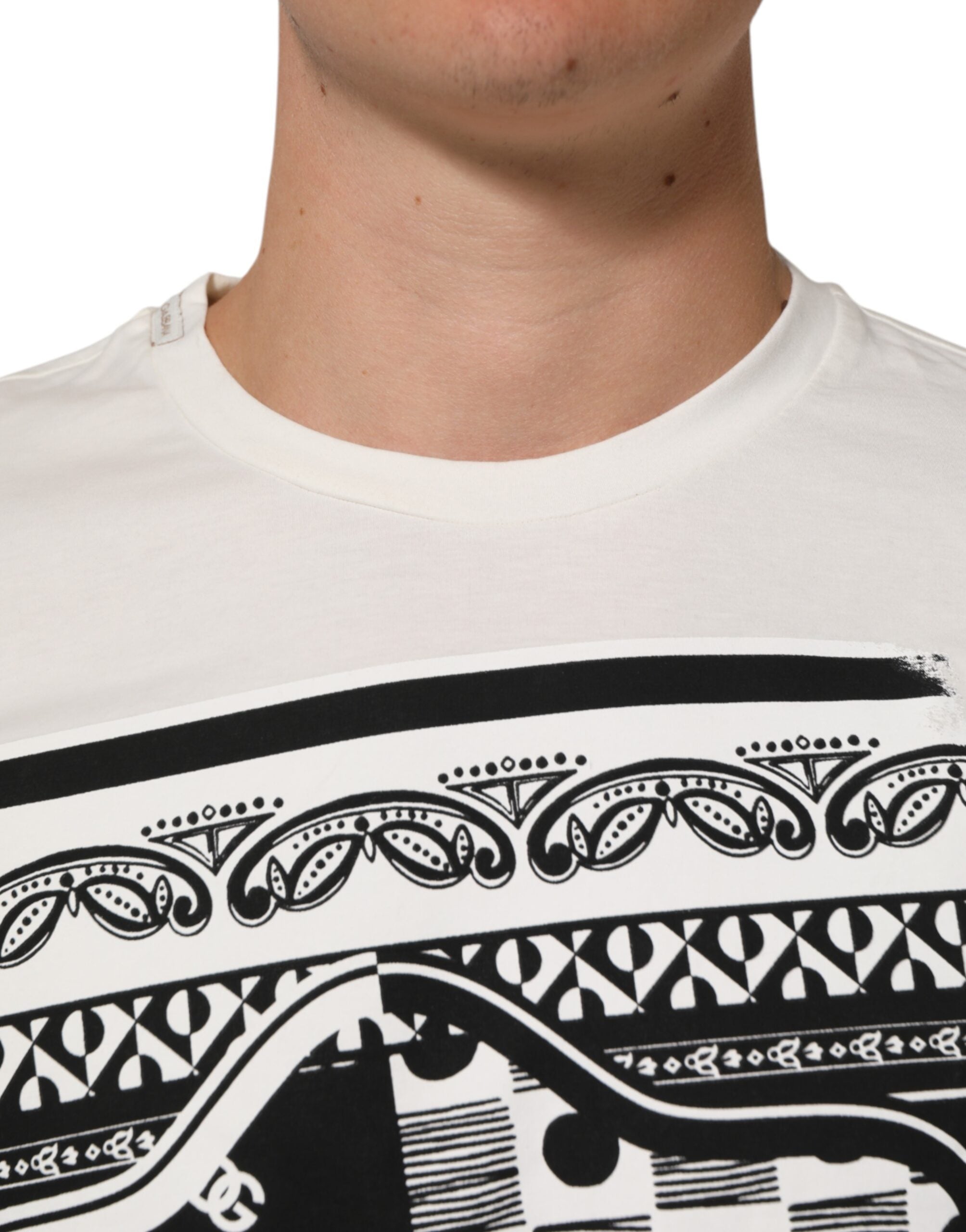T-shirt blanc pour homme Dolce & Gabbana en coton avec motif bandana logo, style décontracté et élégant.