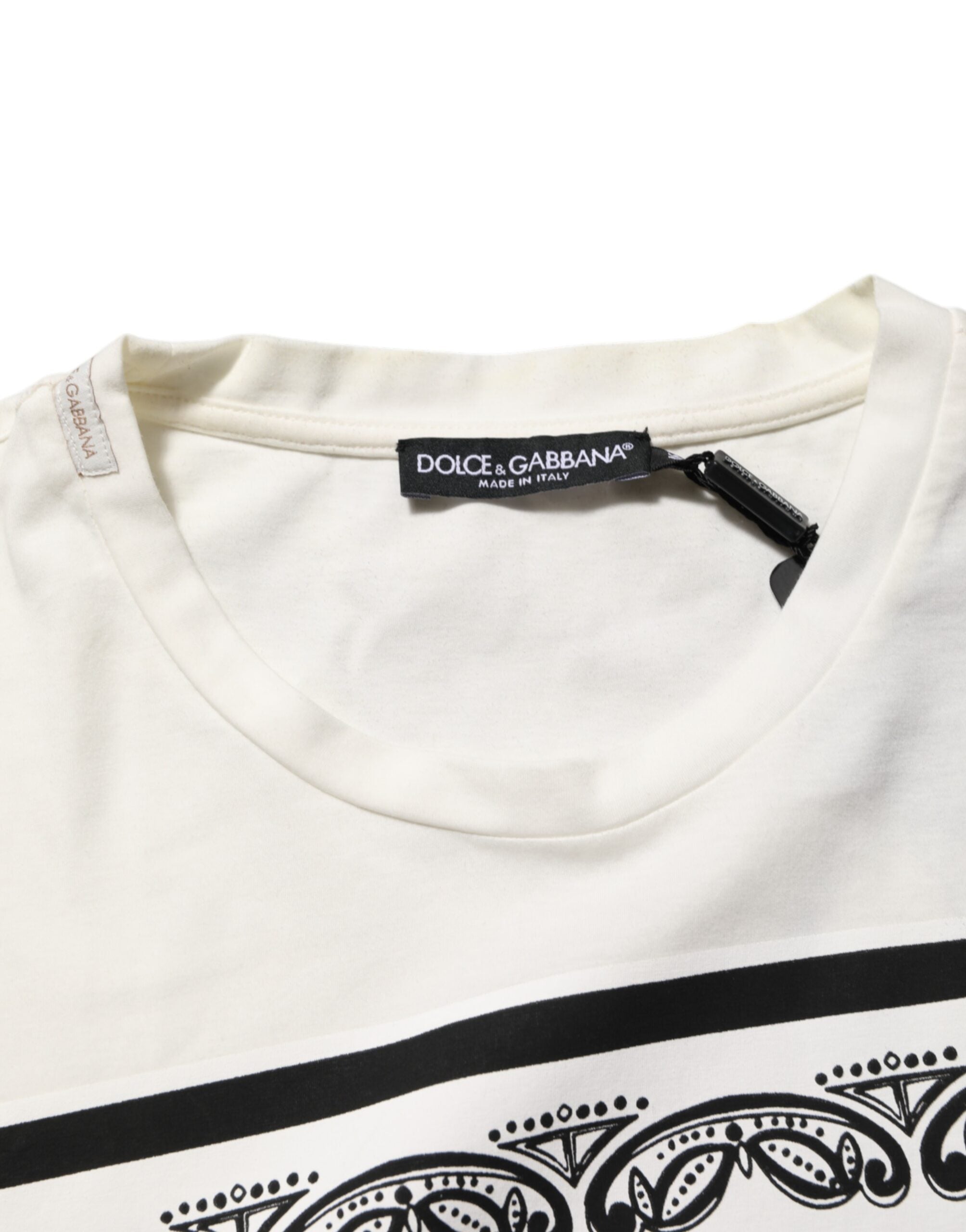 T-shirt blanc pour homme Dolce & Gabbana avec logo et motif bandana en coton, style élégant et décontracté.