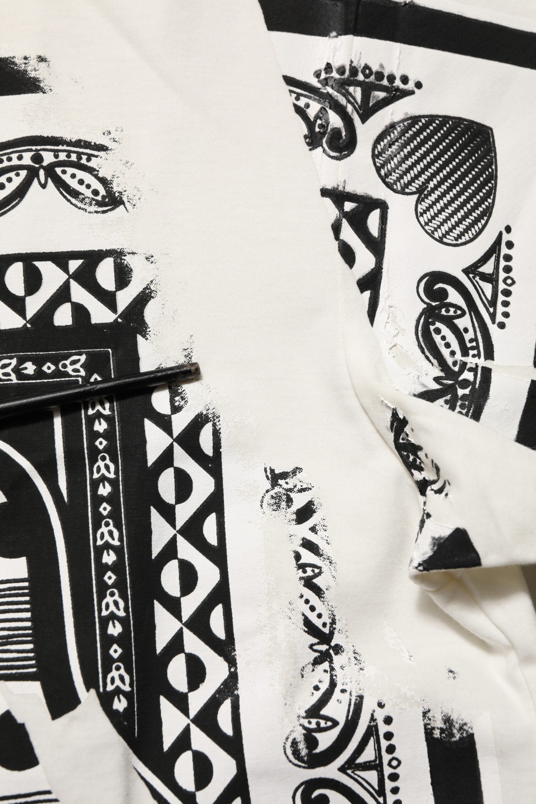 T-shirt blanc pour homme Dolce & Gabbana en coton avec logo et motif bandana, style décontracté et moderne.