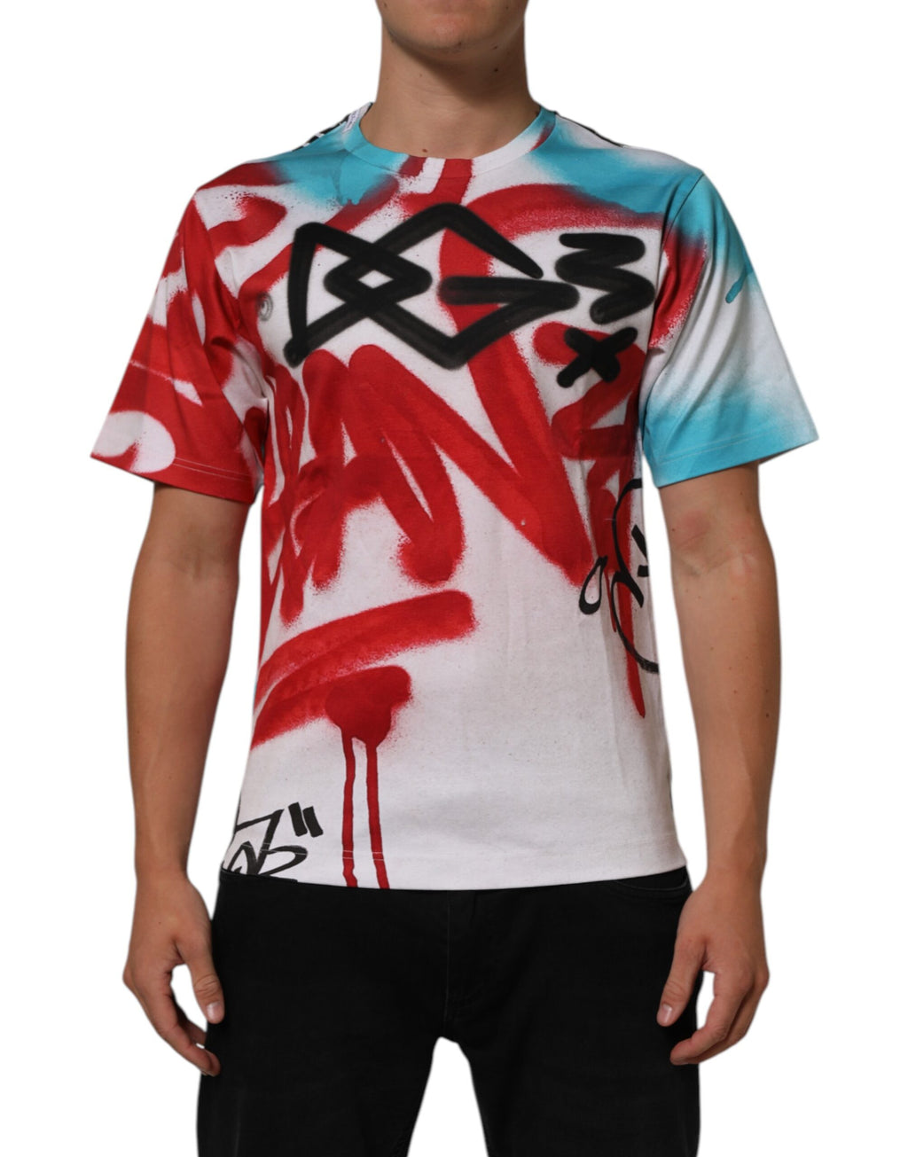 T-shirt à manches courtes blanc Dolce & Gabbana avec motif graffiti sur le col, style décontracté et moderne.