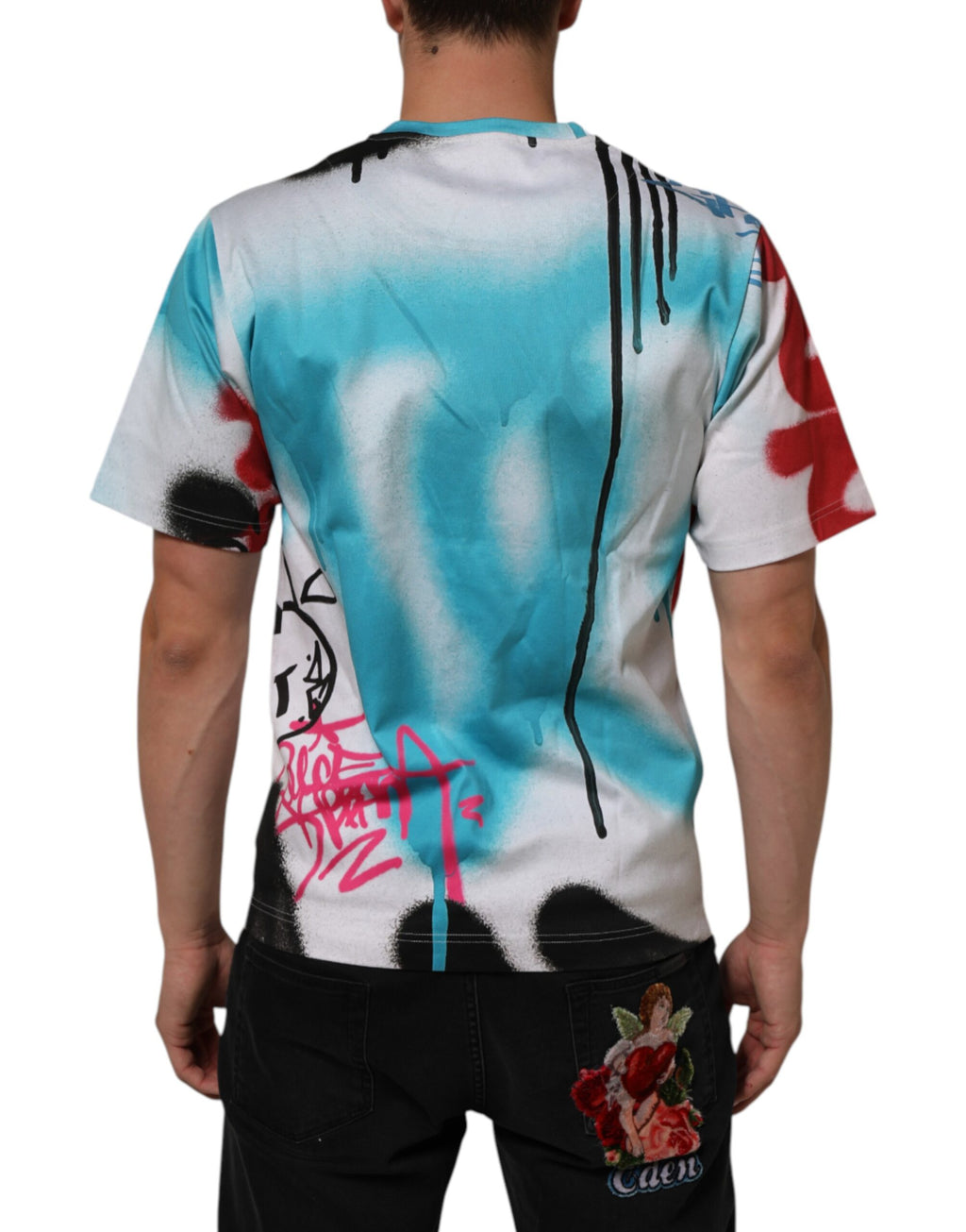 T-shirt à manches courtes blanc Dolce & Gabbana avec motif graffiti sur le col rond, style décontracté et moderne.