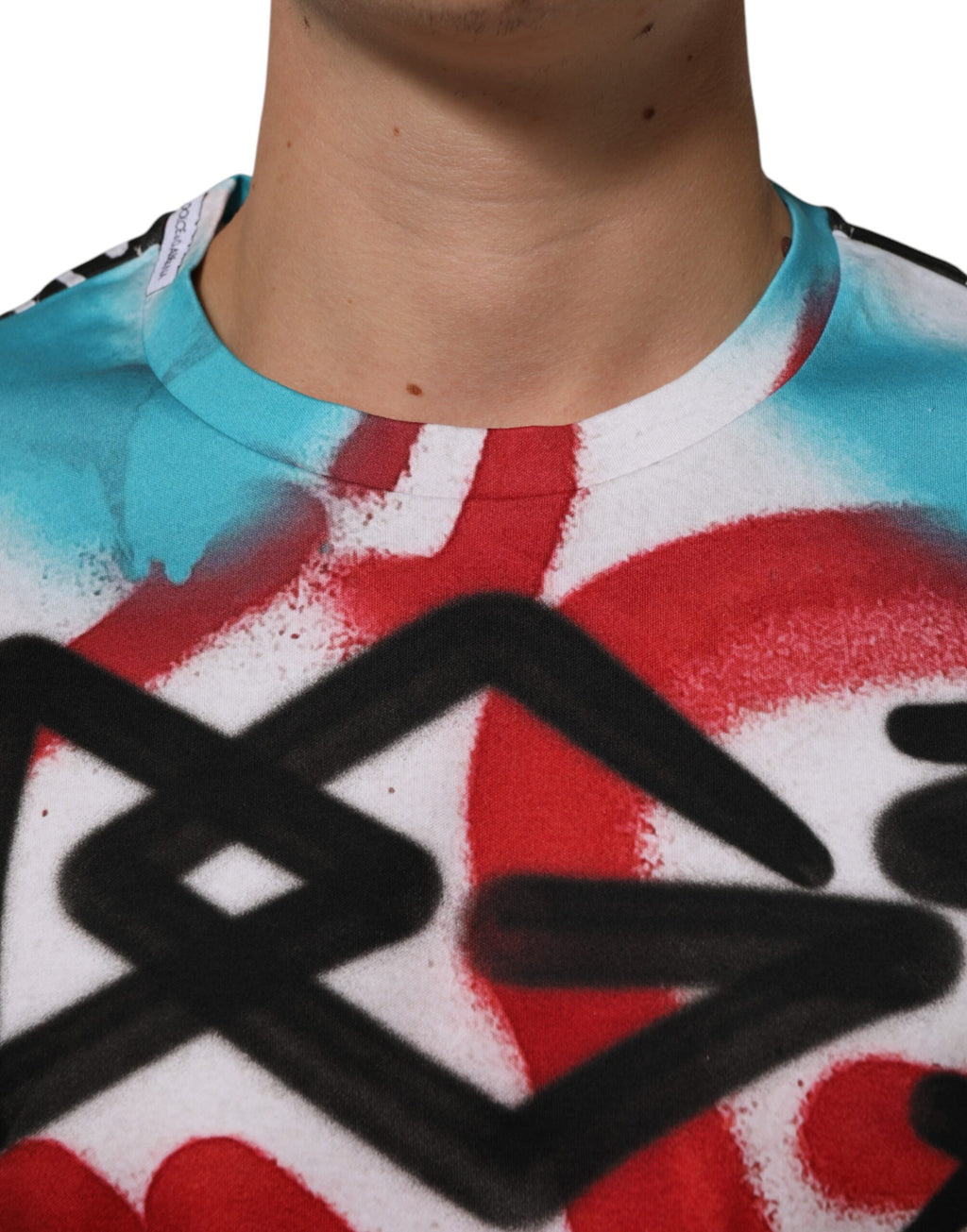 T-shirt à manches courtes blanc Dolce & Gabbana avec motif graffiti sur le col rond, style casual et tendance.