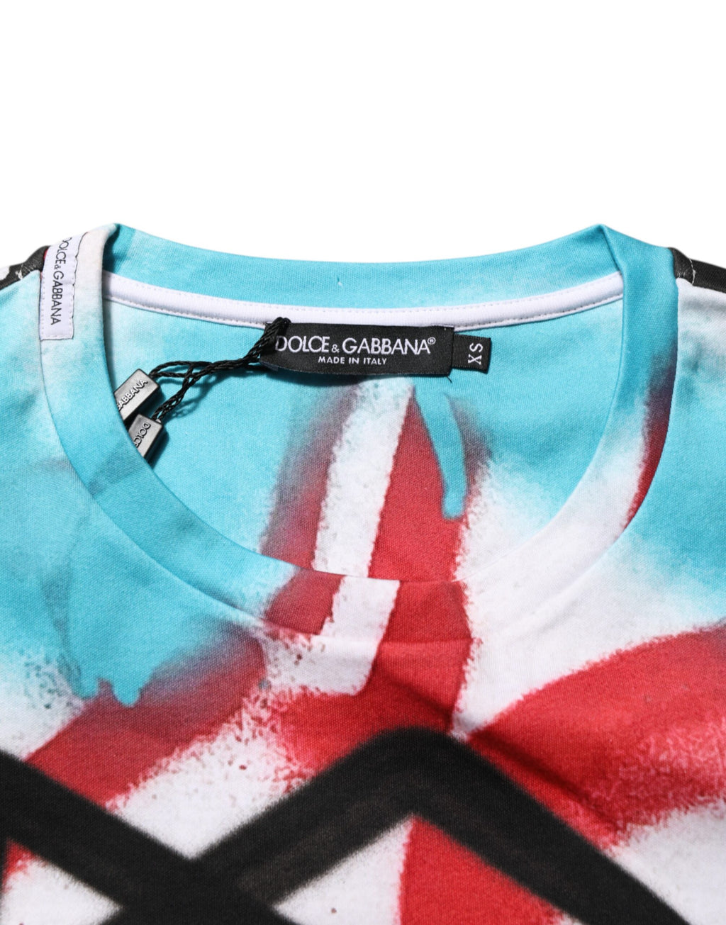 T-shirt blanc Dolce & Gabbana à col rond avec motif graffiti, manches courtes, style décontracté et moderne.