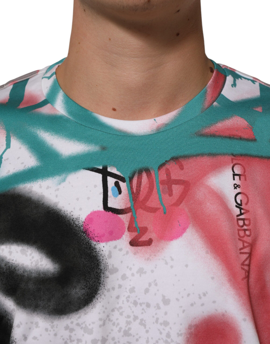 T-shirt blanc Dolce & Gabbana à col rond avec motif graffiti, manches courtes, style décontracté et tendance.