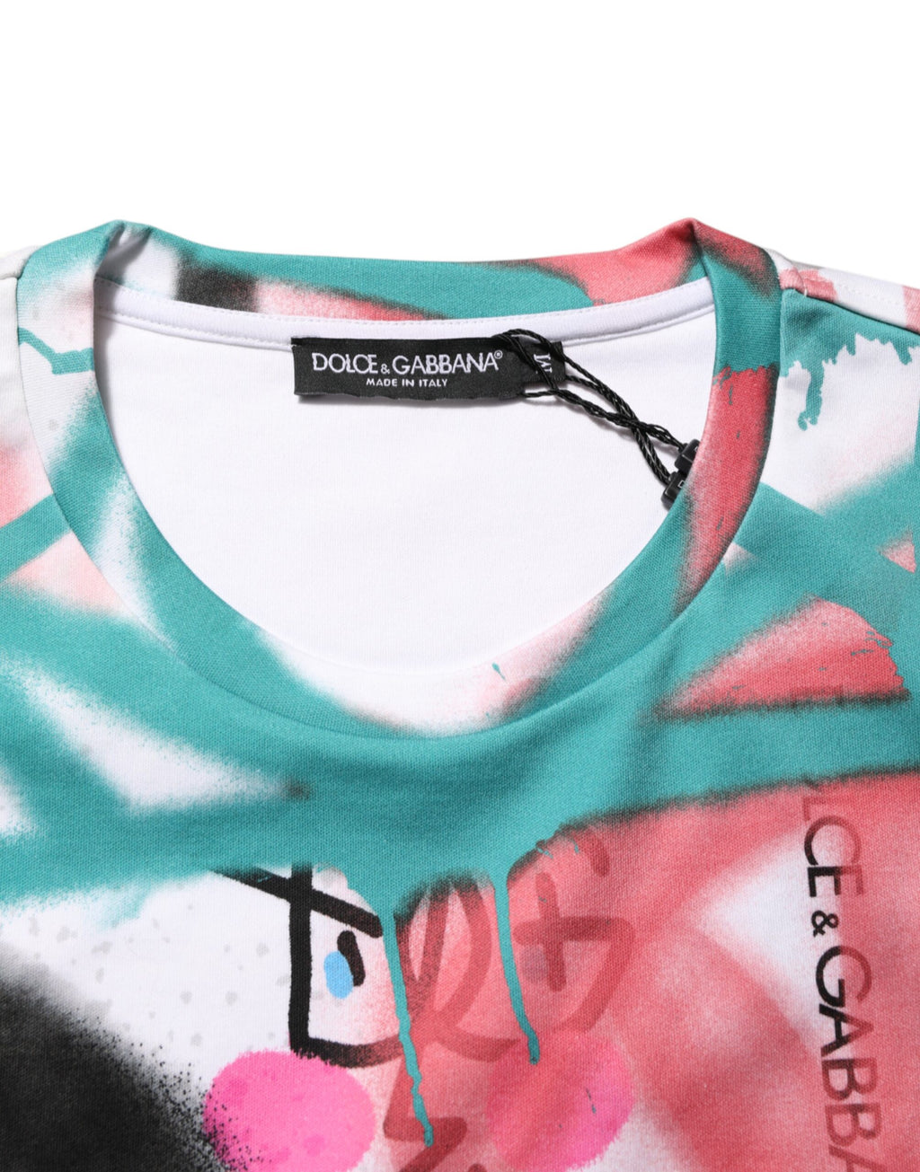 T-shirt à manches courtes blanche Dolce & Gabbana avec graffiti, col rond, style streetwear moderne et tendance.