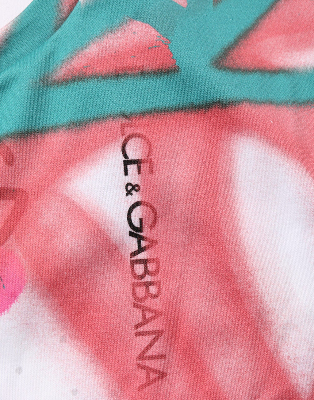 T-shirt à manches courtes Dolce & Gabbana blanc avec graffiti, col ras du cou, style décontracté et tendance.