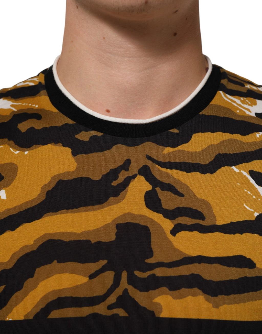 T-shirt homme Dolce & Gabbana à col rond, motif léopard multicolore avec feuilles de palmier, style tendance et coloré.