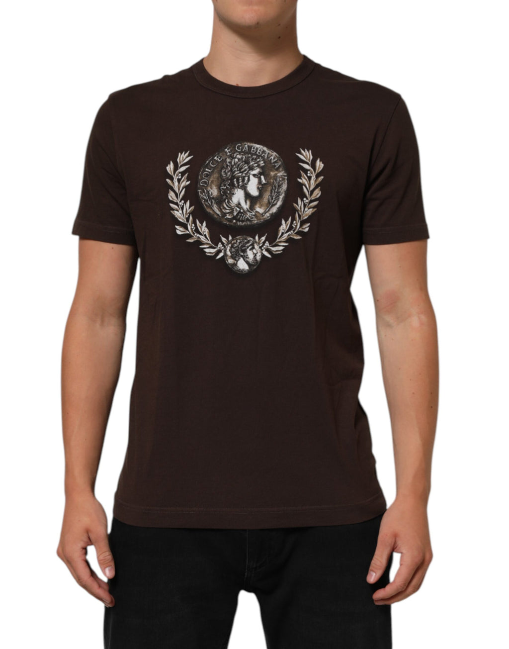 T-shirt homme Dolce & Gabbana marron avec imprimé laurier et pièce de monnaie, col rond, style décontracté.