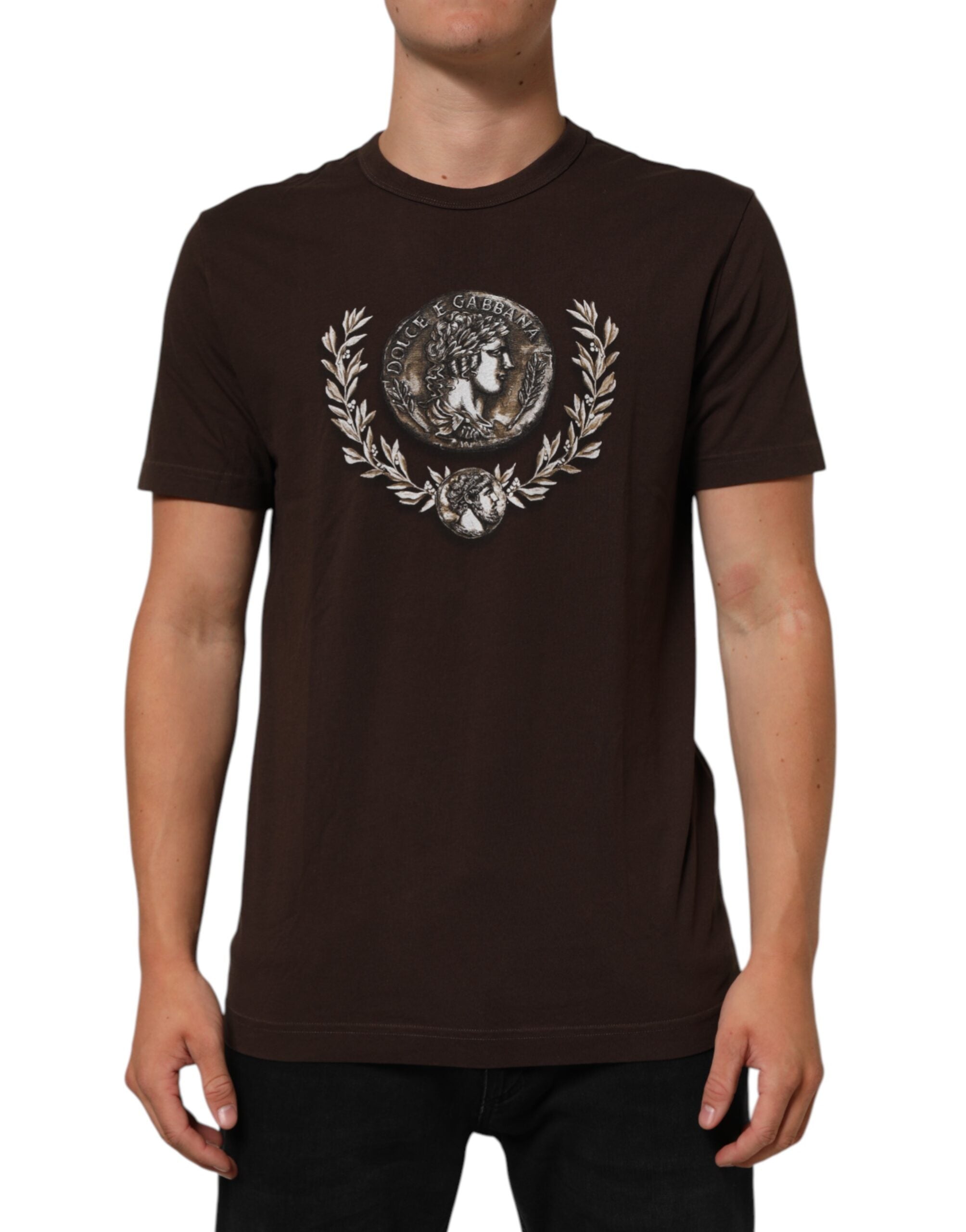T-shirt homme Dolce & Gabbana brun avec imprimé laurier et pièce de monnaie, col rond, tissu confortable.
