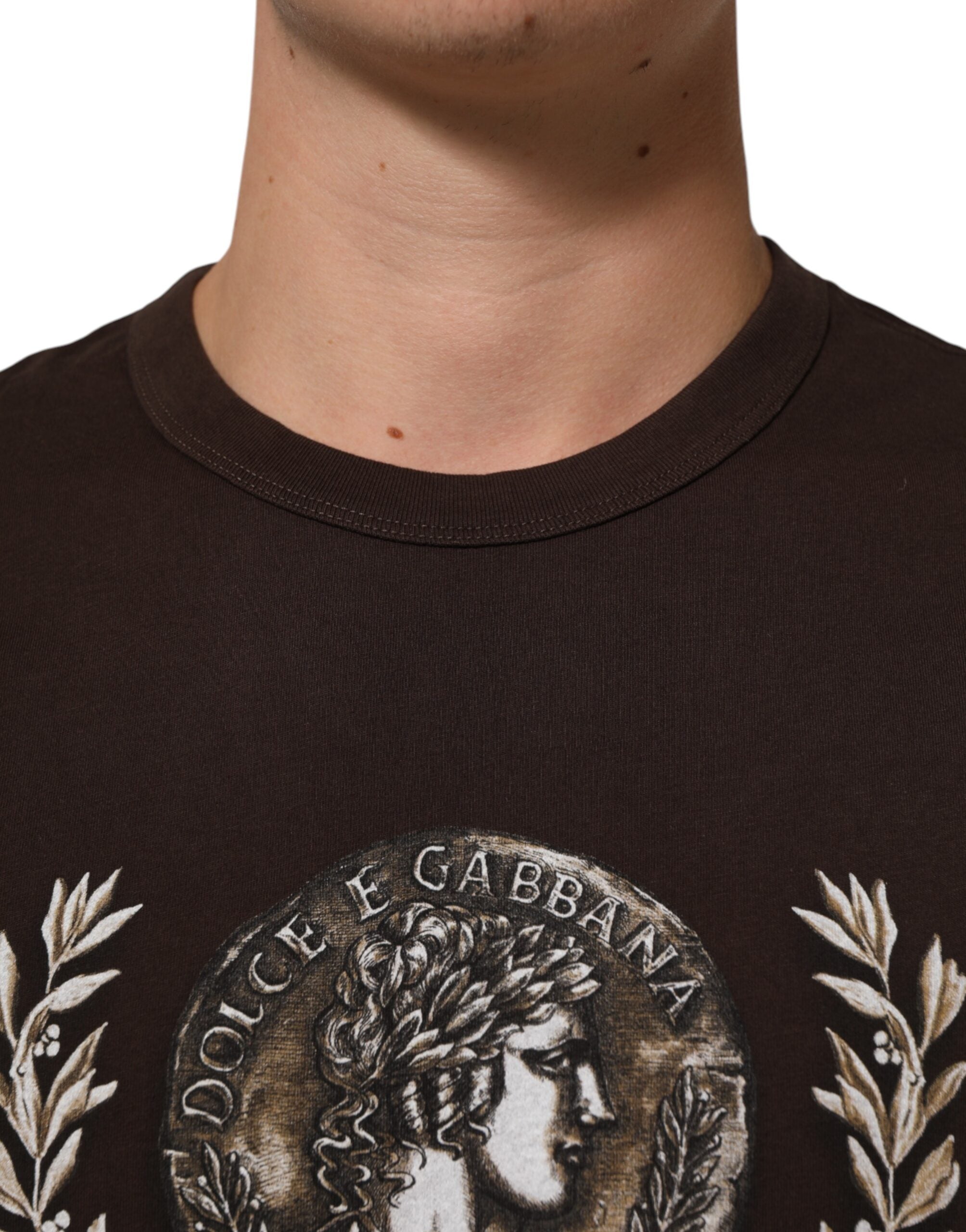 T-shirt homme Dolce & Gabbana marron avec imprimé laurier et pièces de monnaie, col rond, style décontracté.