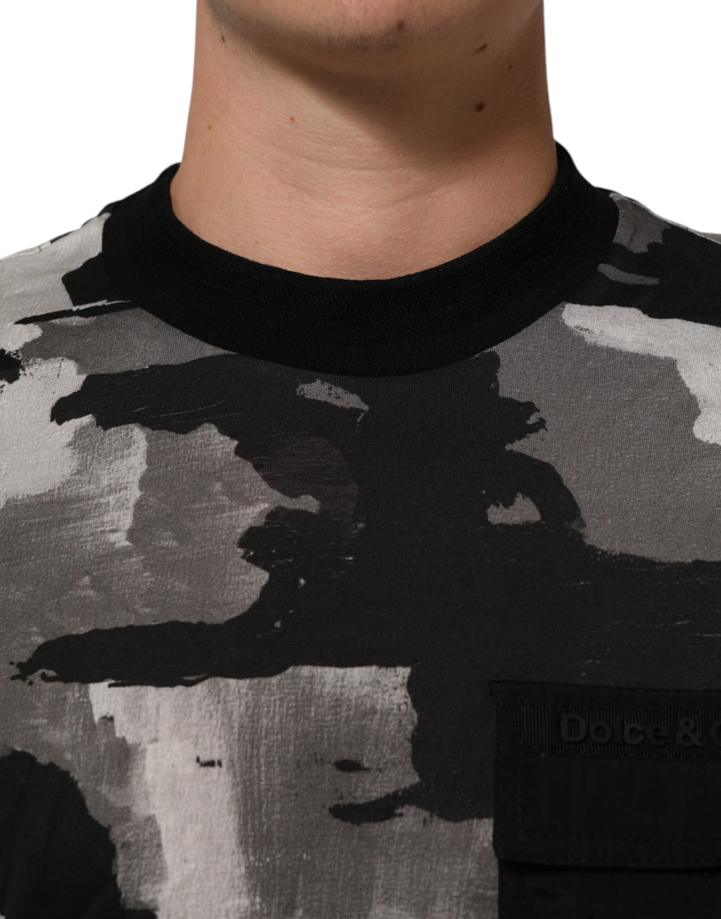 T-shirt homme à manches courtes Dolce & Gabbana avec motif camouflage multicolore, style tendance et décontracté.