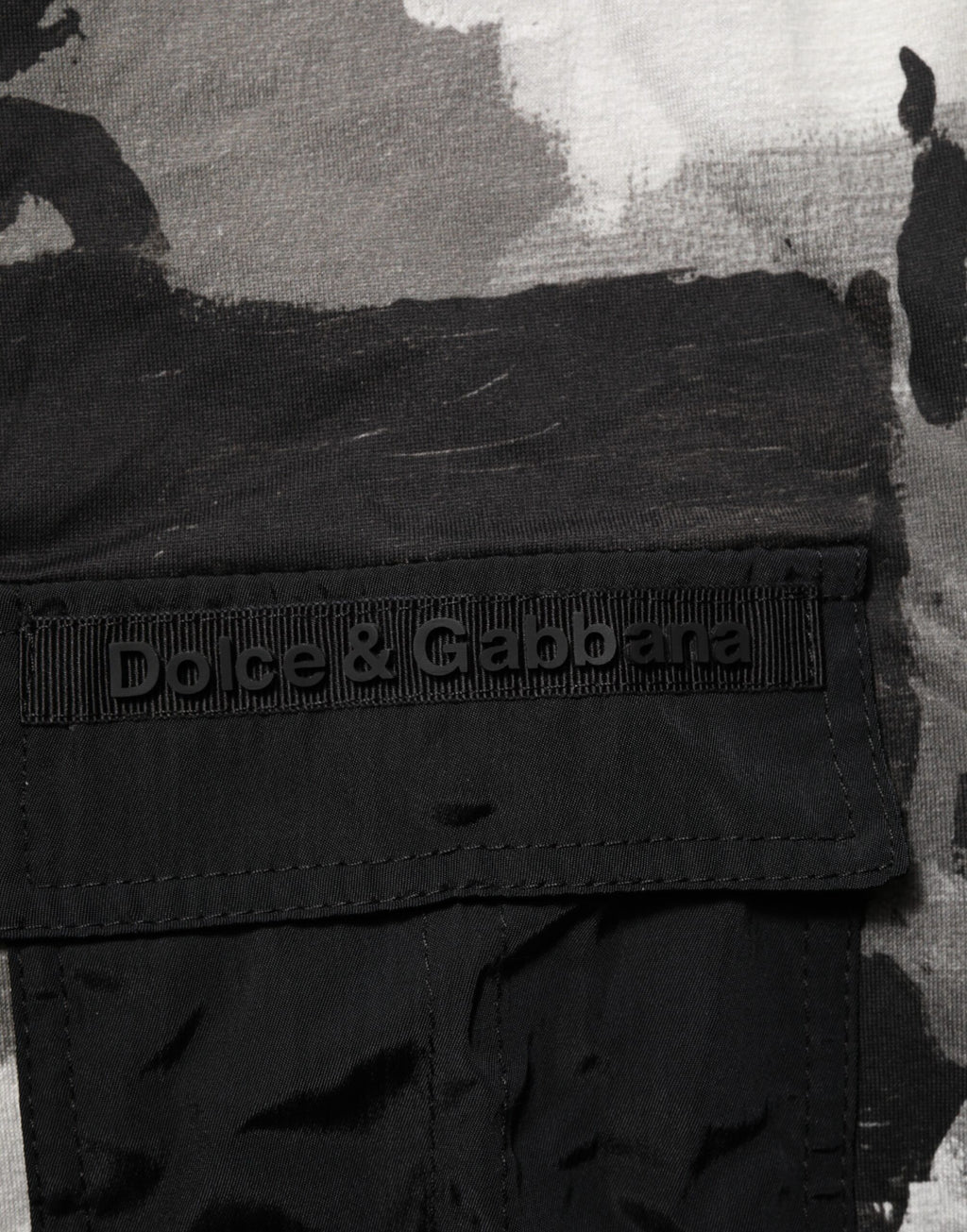 T-shirt homme Dolce & Gabbana à manches courtes avec motif camouflage multicolore, style décontracté et tendance.